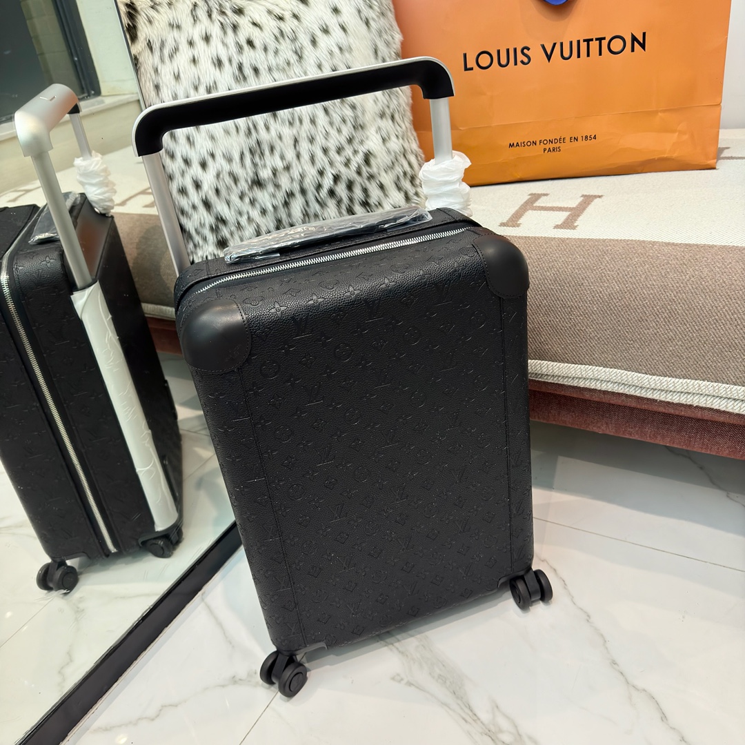 NO:811406,LV Louis Vuitton | Louis Vuitton New Official Website Counter Edition TM HORIZON55 Boarding Luggage Four-Wheel Trolley Luggage Luggage 55cm Black embossed Monogram Edlise canvas and leather corners, subtle and elegant style. The widened external trolley and two wheels allow for free gliding. The lightweight structure is easy to carry. The neat inner layer is equipped with elastic straps and pocket compartments for proper storage of items.  Size 55×38x21cm,,louis vuitton,louis vuitton,louis vuitton19860909LV路易威登 ｜Louis vuitton 新款官网专柜版 TM HORIZON55 登机行李箱 四轮拉杆箱 行李箱 55cm 黑色压花 Monogram Edlise 帆布和皮革包角,含蓄展露优雅格调.加宽外置拉杆和双轮实现自如滑行,轻盈构型方便随身携带,齐整内层配备弹力饰带与口袋隔层,可妥善存放物品. 尺寸55×38x21cm,,louis vuitton,louis vuitton,louis vuitton,luggage