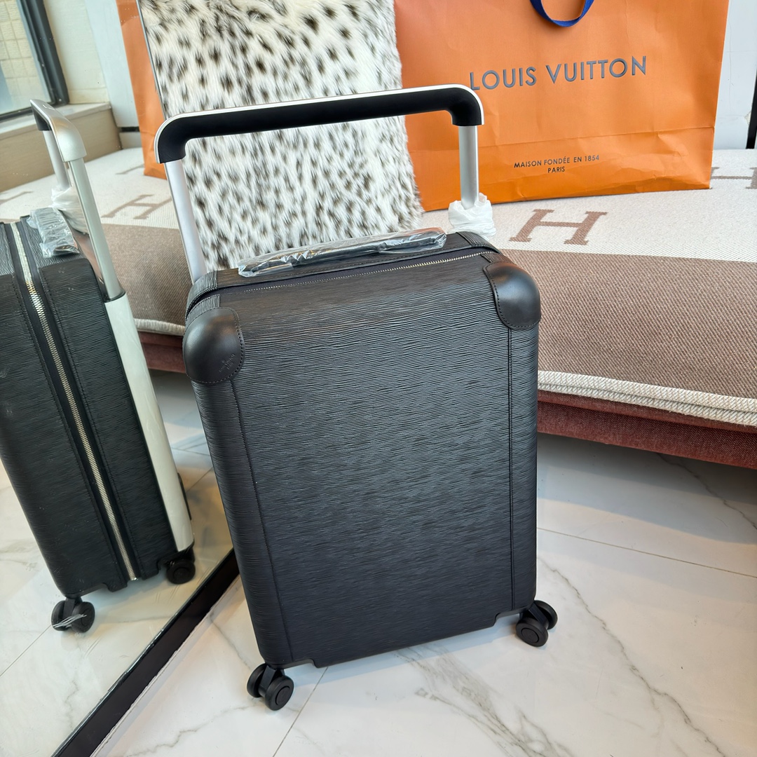 NO:850034,LV Louis Vuitton｜Louis vuitton new official website counter version TM HORIZON55 boarding suitcase four-wheel trolley suitcase 55cm black horizontal striped leather Monogram Edlise canvas and leather corners, subtle and elegant style. The widened external trolley and two wheels allow for free gliding. The lightweight structure is easy to carry. The neat inner layer is equipped with elastic straps and pocket compartments for proper storage of items.  Size 55×38x21cm,,louis vuitton,louis vuitton,louis vuitton19860909LV路易威登 ｜Louis vuitton 新款官网专柜版 TM HORIZON55 登机行李箱 四轮拉杆箱 行李箱 55cm 黑色横条纹皮 Monogram Edlise 帆布和皮革包角,含蓄展露优雅格调.加宽外置拉杆和双轮实现自如滑行,轻盈构型方便随身携带,齐整内层配备弹力饰带与口袋隔层,可妥善存放物品. 尺寸55×38x21cm,,louis vuitton,louis vuitton,louis vuitton,luggage