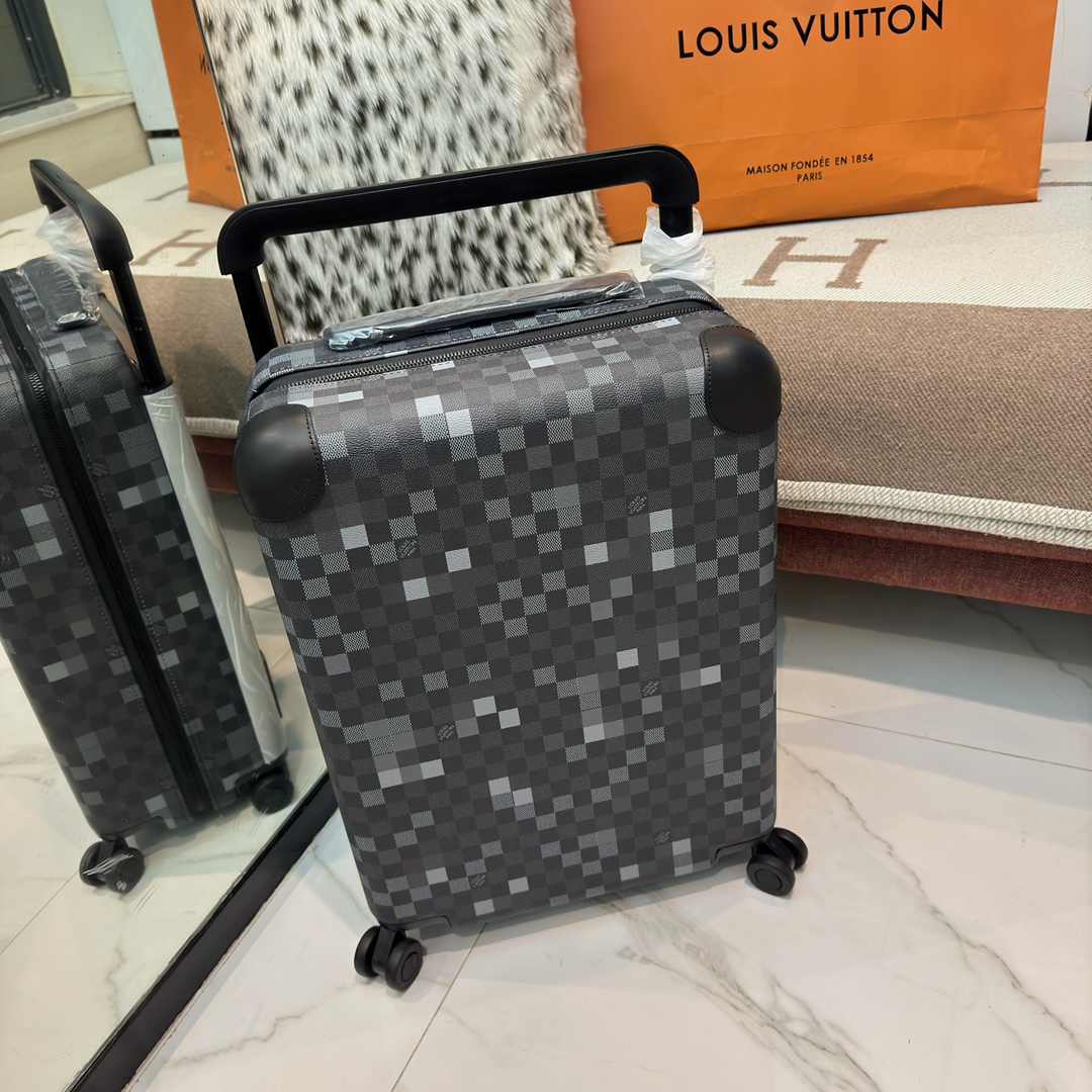 NO:811400,LV Louis Vuitton ｜Louis vuitton new official website counter version TM HORIZON55 boarding suitcase four-wheel trolley suitcase 55cm mosaic camouflage checkerboard Monogram Edlise  Canvas and leather corners reveal a subtle and elegant style. The widened external drawbar and two wheels allow for free gliding, and the lightweight structure is easy to carry. The neat inner layer is equipped with elastic ribbons and pocket compartments for proper storage of items. Size 55×38x21cm,, louis vuitton, louis vuitton, louis vuitton19860909LV路易威登 ｜Louis vuitton 新款官网专柜版 TM HORIZON55 登机行李箱 四轮拉杆箱 行李箱 55cm 马赛克迷彩棋盘格 Monogram Edlise 帆布和皮革包角,含蓄展露优雅格调.加宽外置拉杆和双轮实现自如滑行,轻盈构型方便随身携带,齐整内层配备弹力饰带与口袋隔层,可妥善存放物品. 尺寸55×38x21cm,,louis vuitton,louis vuitton,louis vuitton,luggage