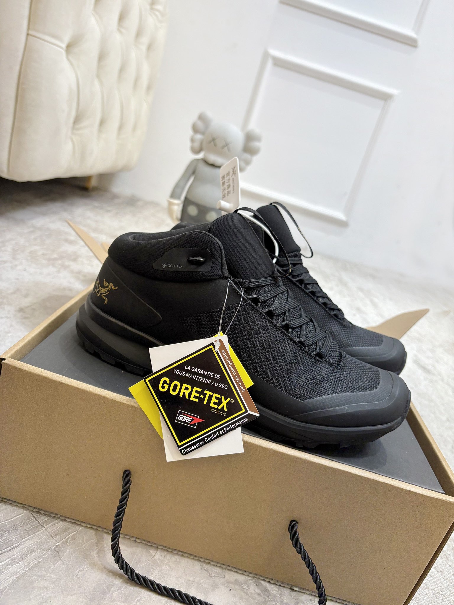 NO:679009,Feathered lining, the latest model in 2025, Arcteryx SYLAN GTX comfortable fabric wear-resistant, waterproof and breathable low-top casual running shoes!  This GORE-TEX shoe is for mountain runners who want to go faster on technical trails without worrying about the terrain. The midsole's Rocker Geometry is designed for propulsion and is made from InFuse, a lightweight, highly responsive EVA and polyolefin composite that provides rebound and absorbs impact. The smooth-gripping Vibram Megagrip outsole features LITEBASE  Technology reduces weight without affecting performance, and the multi-directional lug pattern design brings stronger grip. The shoe body fits and wraps the foot, and the knitted collar can prevent debris from entering the shoe. Size 35-45, casual shoes/sports shoes arc'teryx, sneakers19860909内里加毛的,2025最新款,Arcteryx始祖鸟 SYLAN GTX舒适织物耐磨防水透气低帮 休闲跑步鞋！ 这款 GORE-TEX鞋履适合希望在技术路线上更快前进的山地跑步者穿着,无需担心地形条件如何. 中底的Rocker Geometry几何结构设计带来推进力,并采用InFuse材料制成,这是一种轻质、高响应性的EVA和聚烯烃合成材料,可提供回弹并吸收冲击力.抓地平稳的Vibram Megagrip 外底采用 LITEBASE 技术,在减轻重量的同时不影响性能,而多向凸耳花纹设计带来更强的抓地力.鞋身贴合包裹脚部,针织鞋领可阻挡碎屑进鞋. 码数35-45,休闲鞋/运动鞋arc'teryx,sneakers,Women's Shoes