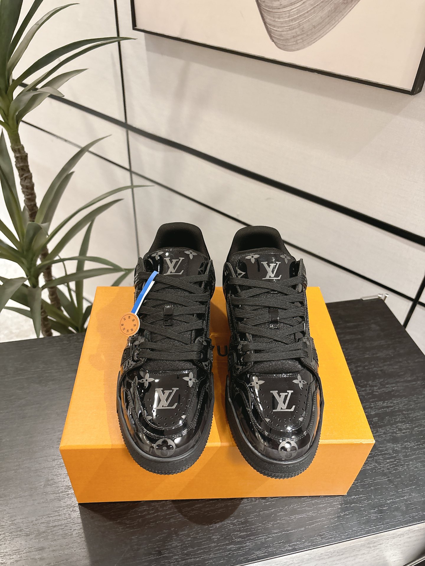 NO:747254,2026LV Trainer ski series silver mirror panel shoes, with original box, upper mirror material, LV presbyopia on the toe and heel, very exquisite details, same style for men and women, available in sizes 35-46, can be worn in all seasons, versatile and not picky, thick soles, comfortable to wear, like to take pictures directly, send detailed pictures to private message~, casual shoes/sports shoes, louis vuitton, sneakers198609092026LV Trainer滑雪系列银色镜面板鞋,带原盒,鞋面镜面材质,鞋头后跟都有LV老花,细节很精致,男女同款,35-46码都有,四季都能穿,百搭不挑人,鞋底厚实,穿着舒服,喜欢直接拍,细节图私聊发～,休闲鞋/运动鞋,louis vuitton,sneakers,Women's Shoes