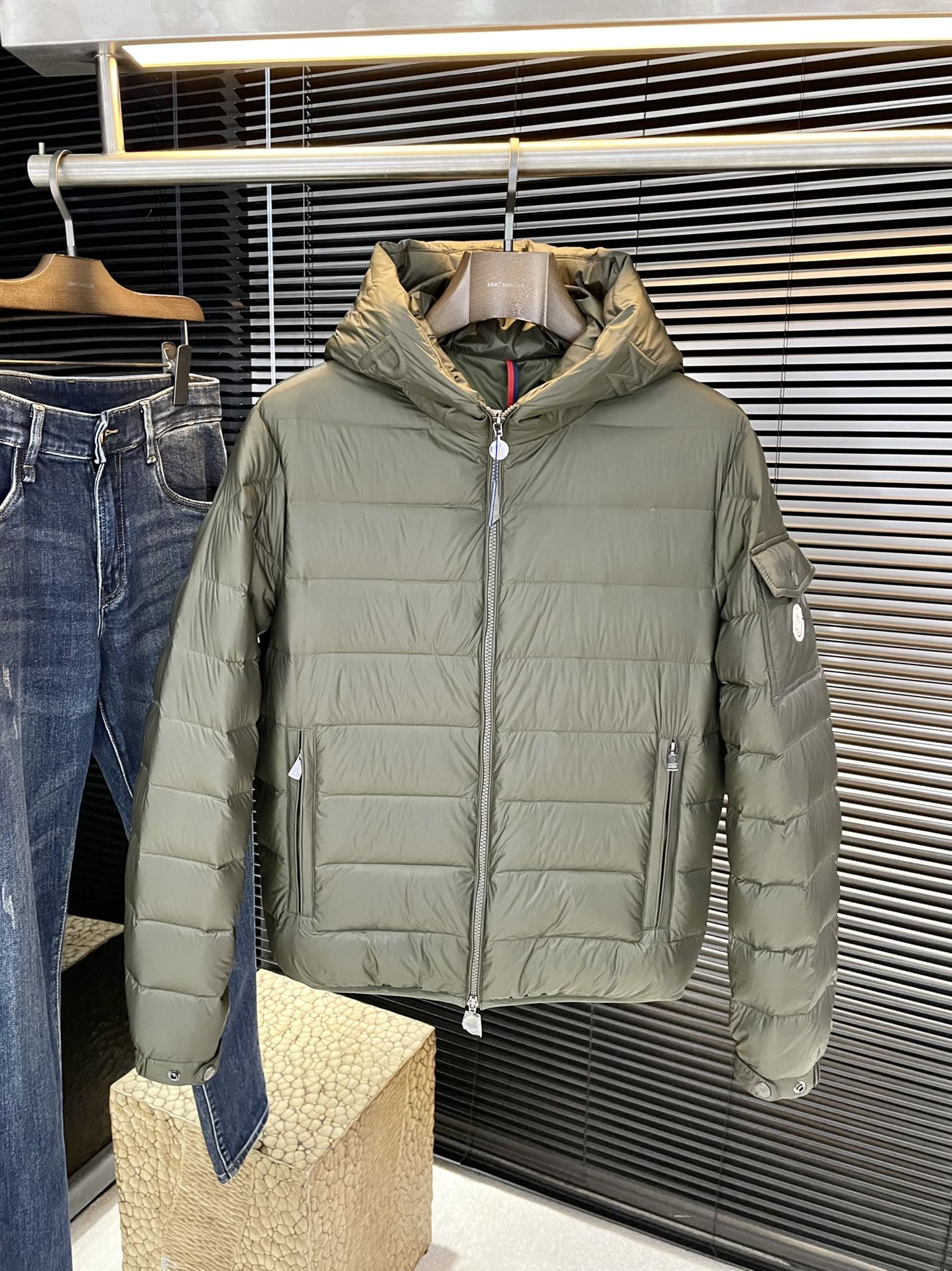 NO:656183,P Monch (Mengjia) 2025 winter clothing series creates a handsome man and highlights his masculine temperament. Simple and fashionable commuter down jacket. Top-grade imported polyester fiber fabric. The texture is very soft and comfortable against the skin. Delicate and smooth texture. Super good fit. The upper body is super stylish and handsome. The down jacket feels like it is wrapped with a top-notch down quilt. It is warm and comfortable. The version is a simple design with three-dimensional cutting. It simply adds points to the whole piece of clothing. The whole piece is warm and fluffy.  National standard 90 white duck down filling has good resilience and can rebound immediately after compression. It is very light, delicate and soft. The better the down, the lighter it is, but the fluffy and fluffy ones are fluffy and light. The upper body is warm and stylish without feeling heavy. It is very wearable and does not look bloated. It can well prevent cold wind invasion!  The first choice for high quality. Compare the details and fabrics. You will know what grade of goods we sell!  Size 1 2 3 4 5,,down jacket,alexander wang19860909P  Monch（蒙家）2025冬装系列 打造帅气型男 彰显男士气质 简约时尚通勤羽绒服 顶级进口聚脂纤维面料 质感很轻柔 贴肤都舒适 细腻顺滑质感 超级好版型 上身超级有型的帅气 羽绒服就感觉包裹了一层顶级的羽绒被 温暖而舒适 版型是立体裁剪的设计简约款 简直给整件衣服加分,整件保暖蓬松度高 国标90白鸭绒填充 回弹力好 压缩后能马上立马回弹起来 非常轻盈 细腻柔软 越好的绒是越轻 但是体积蓬松越大的 蓬松轻盈 上身保暖有型 又不会有负重感 实穿性非常强 不显臃肿 可以很好的防止寒风侵袭！高品质首选 大家到时比一比细节 面料 做你就知道我们卖的是什么级别的货色了！尺码 1 2 3 4 5,,down jacket,alexander wang,Men's clothing