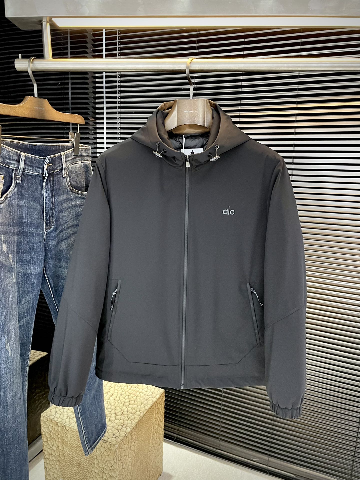 NO:656188,P 2025 winter clothing series to create a handsome man and show his masculine temperament. Simple and fashionable commuter down jacket. Top-grade imported polyester fiber fabric. The texture is very soft and comfortable against the skin. It has a delicate and smooth texture. Super good fit. The upper body is super stylish and handsome. The down jacket feels like it is wrapped in a top-notch down quilt. It is warm and comfortable. The version is a simple design with three-dimensional cutting. It simply adds points to the whole piece of clothing. The whole piece is warm and has high fluffiness.  National standard 90 white duck down filling has good resilience and can rebound immediately after compression. It is very light, delicate and soft. The better the down, the lighter it is, but the fluffy and fluffy ones are fluffy and light. The upper body is warm and stylish without feeling heavy. It is very wearable and does not look bloated. It can well prevent cold wind invasion!  The first choice for high quality. Compare the details and fabrics. You will know what grade of goods we sell!  Size M to XXXL,,down jacket,alexander wang19860909P  2025冬装系列 打造帅气型男 彰显男士气质 简约时尚通勤羽绒服 顶级进口聚脂纤维面料 质感很轻柔 贴肤都舒适 细腻顺滑质感 超级好版型 上身超级有型的帅气 羽绒服就感觉包裹了一层顶级的羽绒被 温暖而舒适 版型是立体裁剪的设计简约款 简直给整件衣服加分,整件保暖蓬松度高 国标90白鸭绒填充 回弹力好 压缩后能马上立马回弹起来 非常轻盈 细腻柔软 越好的绒是越轻 但是体积蓬松越大的 蓬松轻盈 上身保暖有型 又不会有负重感 实穿性非常强 不显臃肿 可以很好的防止寒风侵袭！高品质首选 大家到时比一比细节 面料 做你就知道我们卖的是什么级别的货色了！尺码 M一XXXL,,down jacket,alexander wang,Men's clothing