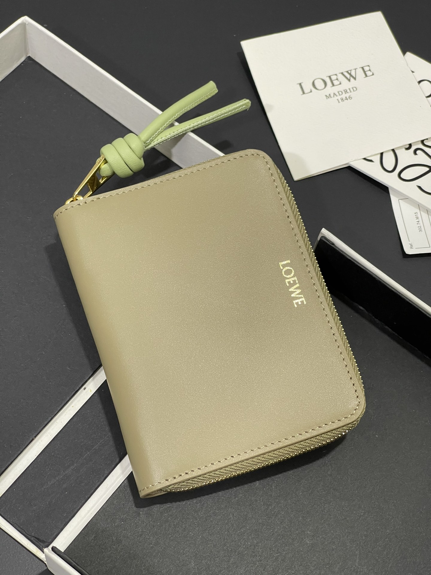 NO:674459,Glossy nappa cowhide knotted zipper wallet with sheepskin lining, color-blocked knotted pull tabs, six card slots and zipper compartment. Style number, size 12*9.5, Loewe wallet, loewe, wallets, cowhide, sheepskin19860909亮面纳帕牛皮绳结拉链钱包 内里绵羊皮、拼色绳结拉牌,六个卡位和拉链隔层. 款号,尺寸12*9.5,罗意威钱包,loewe,wallets,cowhide,sheepskin,欧美剧