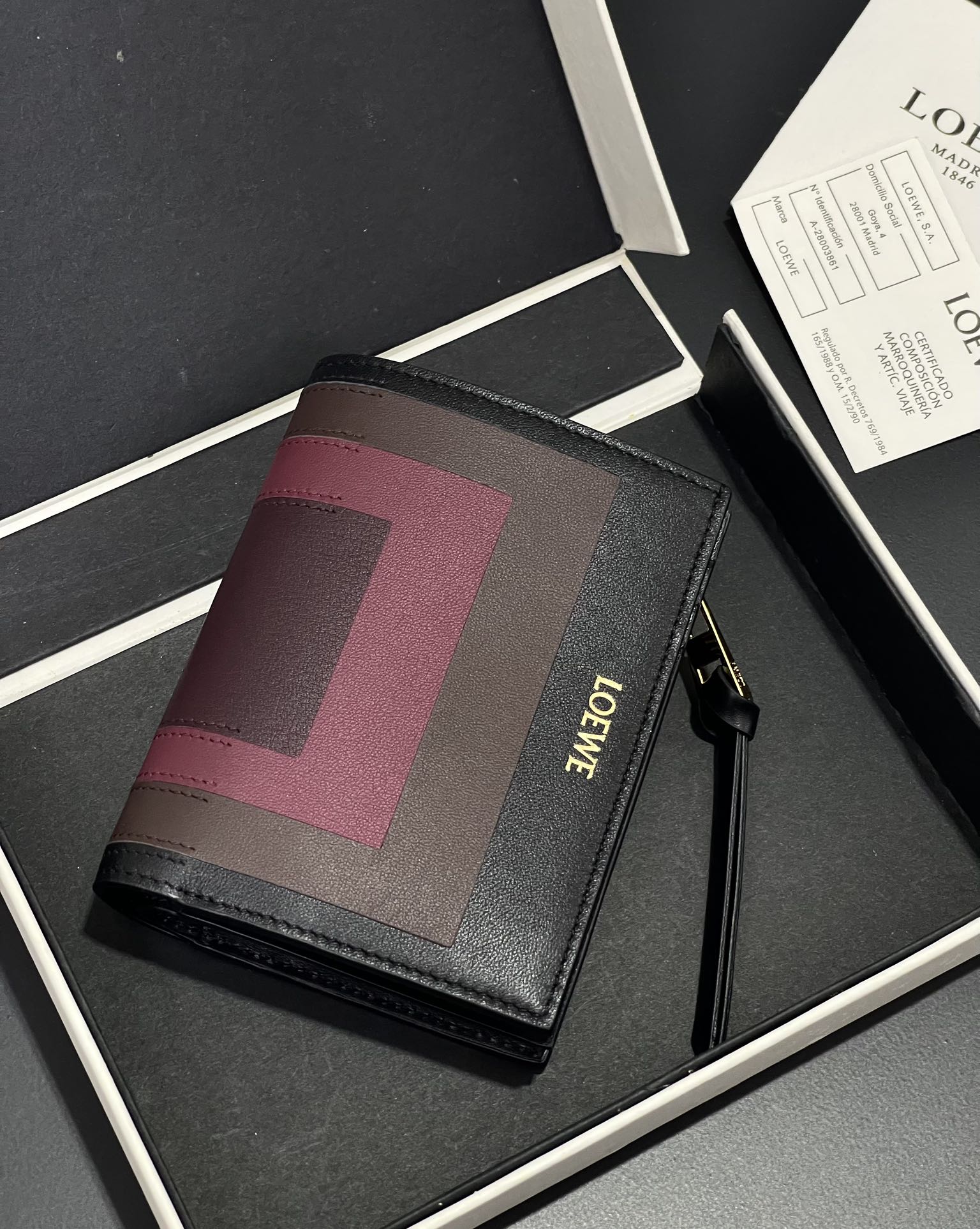 NO:674466,Josef and Anni Albers collaboration spliced ​​buckle wallet, made of classic Naa calfskin, inlaid with square pattern, six card slots and zipper compartment. Style number 3823, size 11.58.53 (note that the pattern is inlaid and spliced, gaps are normal), Loewe wallet, loewe, wallets, cowhide19860909Josef and Anni Albers 合作款拼接对扣钱包 采用经典Naa小牛皮 镶嵌方形图案 六卡位和拉链隔层. 款号3823 尺寸11.58.53（注意图案是镶嵌拼接的, 有缝隙属于正常）,罗意威钱包,loewe,wallets,cowhide,欧美剧