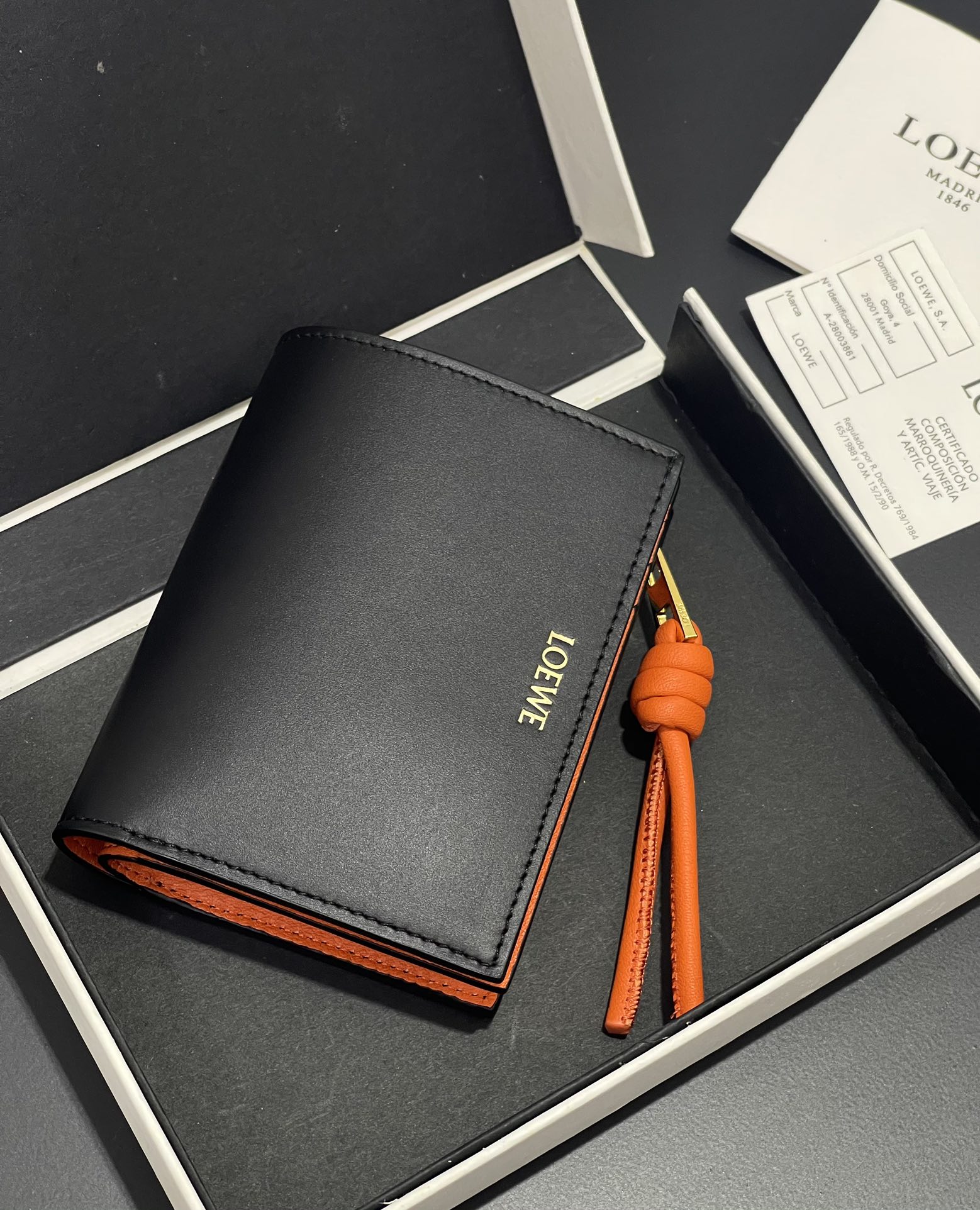 NO:674469,Glossy nappa cowhide knotted buckle wallet, sheepskin lining, color-blocked knotted pull tab, six card slots and zipper compartment. Style number size 11.58.53, Loewe wallet, loewe, wallets, cowhide, sheepskin19860909亮面纳帕牛皮绳结对扣钱包 内里绵羊皮、拼色绳结拉牌 六个卡位和拉链隔层. 款号 尺寸11.58.53,罗意威钱包,loewe,wallets,cowhide,sheepskin,欧美剧