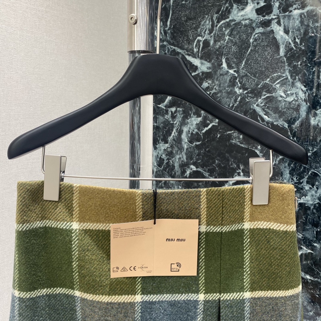 Miu 25秋冬新款 格纹开叉短裙 开衩裙摆方便活动 还能修饰腿部线条 经典品牌字母点缀细节满分 层次感