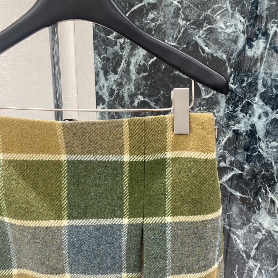 Miu 25秋冬新款 格纹开叉短裙 开衩裙摆方便活动 还能修饰腿部线条 经典品牌字母点缀细节满分 层次感