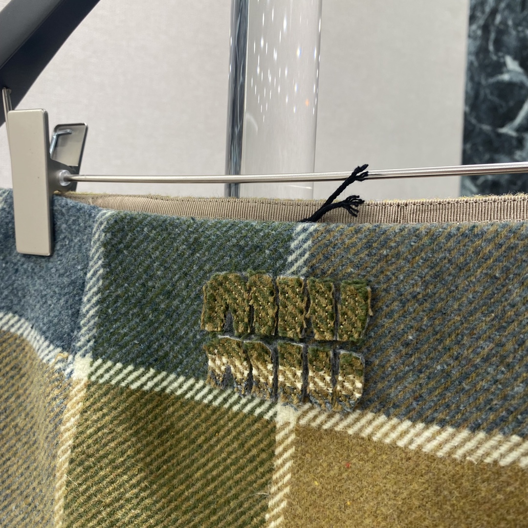 Miu 25秋冬新款 格纹开叉短裙 开衩裙摆方便活动 还能修饰腿部线条 经典品牌字母点缀细节满分 层次感