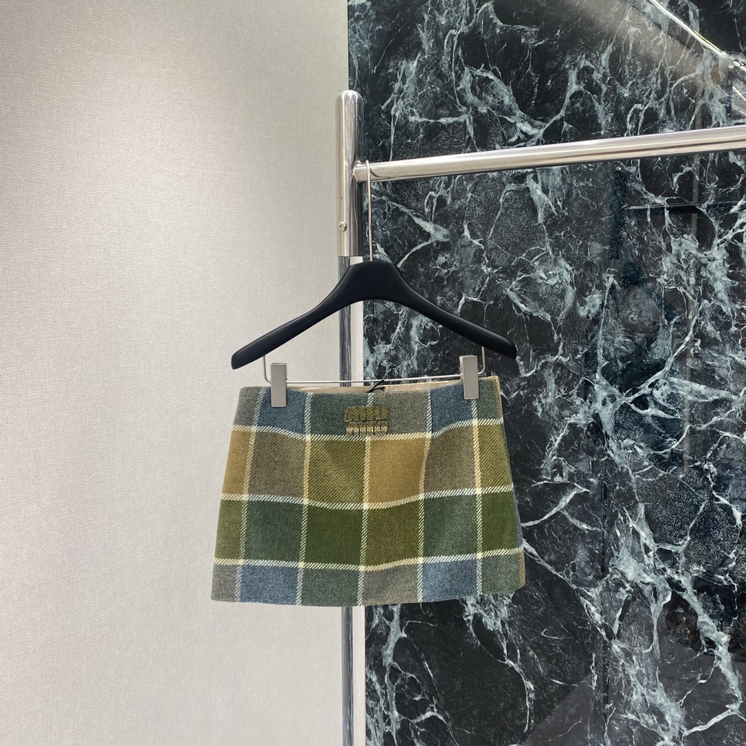 Miu 25秋冬新款 格纹开叉短裙 开衩裙摆方便活动 还能修饰腿部线条 经典品牌字母点缀细节满分 层次感