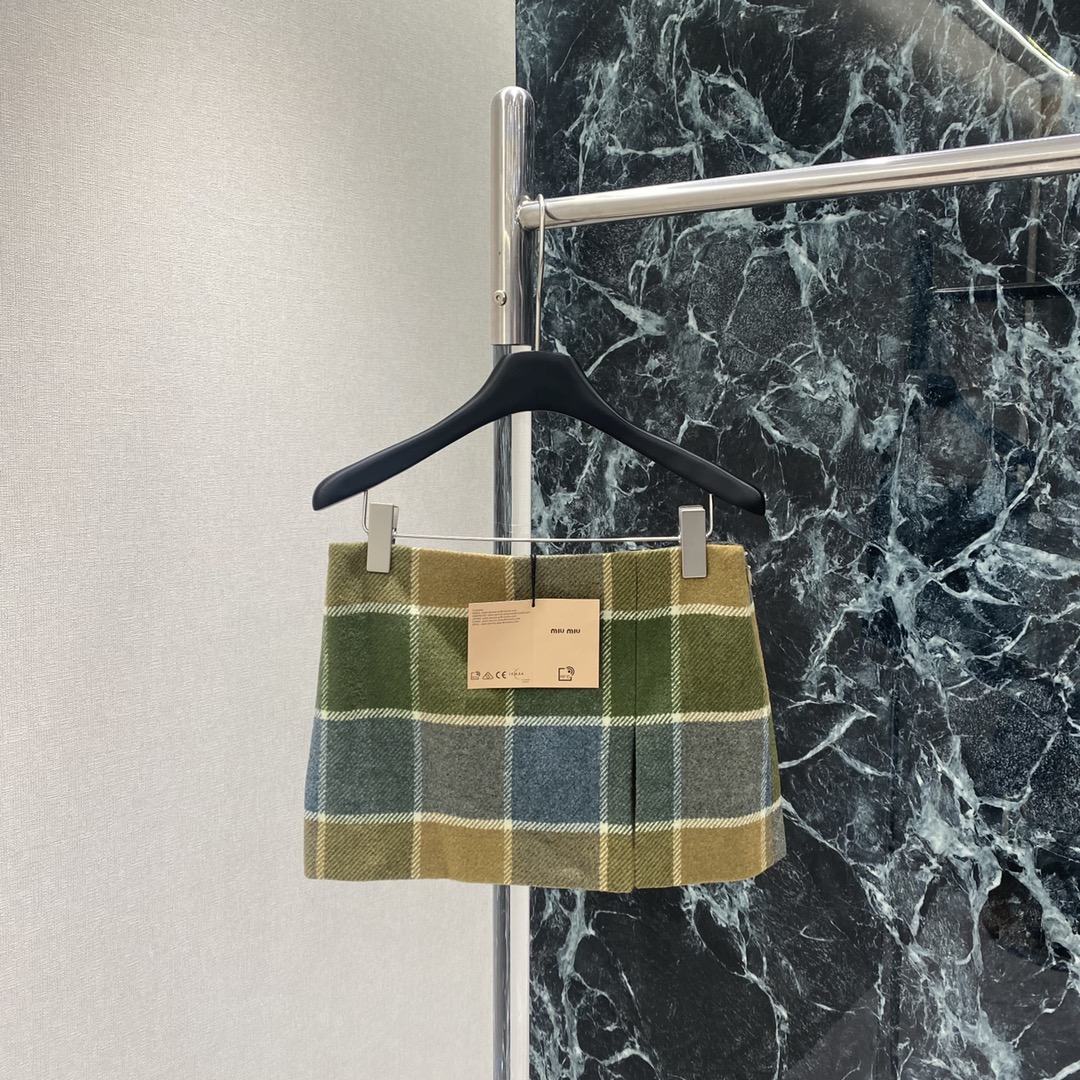 NO:661812,Miu 25 new autumn and winter style plaid slit skirt. The slit skirt facilitates movement and can also modify the leg line. The classic brand letter embellishment details are perfect. The sense of layering is UP! You can easily control the college style or sweet and cool style. It goes well with shirts, sweaters or jackets. One color is in stock SML, Miu Miu-clothing, miumiu, skirts, jackets & coats, shirts,  19860909Miu 25秋冬新款 格纹开叉短裙 开衩裙摆方便活动 还能修饰腿部线条 经典品牌字母点缀细节满分 层次感UP!学院风or甜酷风都能轻松驾驭,搭配衬衫,针织衫或外套都很出彩.一个色现货SML,缪缪-服装,miumiu,skirts,jackets & coats,shirts, ,Women's clothing