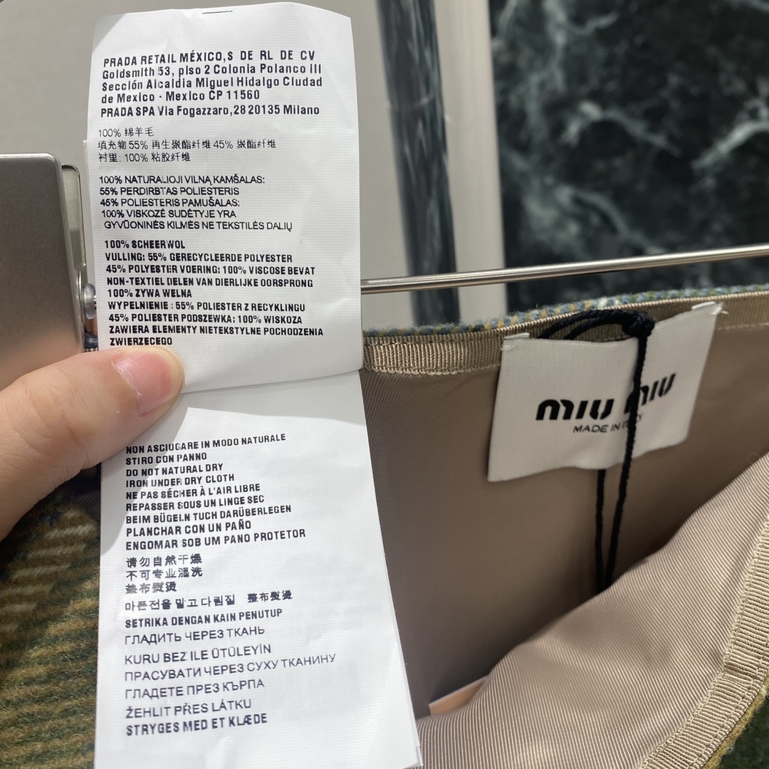 Miu 25秋冬新款 格纹开叉短裙 开衩裙摆方便活动 还能修饰腿部线条 经典品牌字母点缀细节满分 层次感