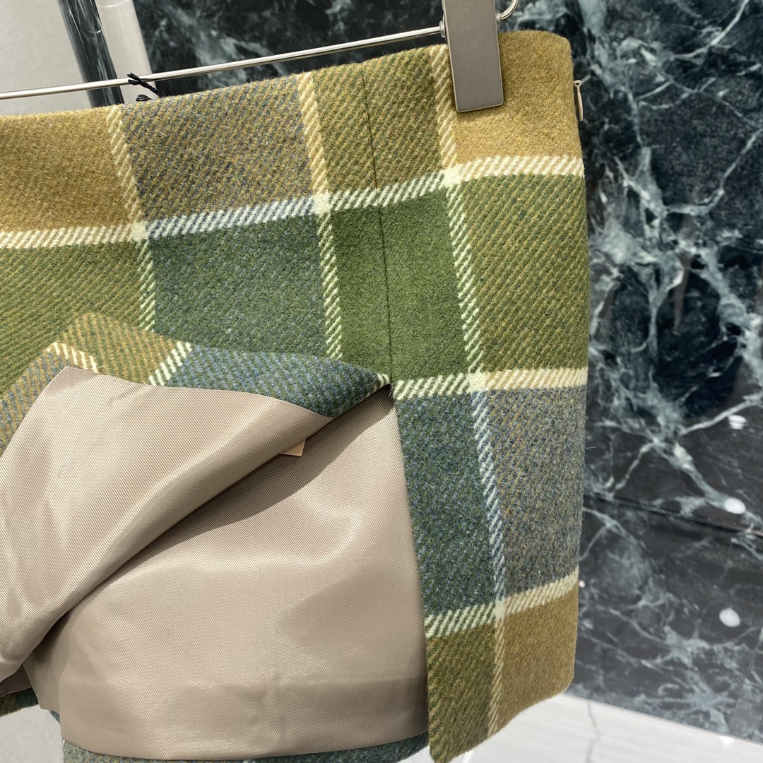 Miu 25秋冬新款 格纹开叉短裙 开衩裙摆方便活动 还能修饰腿部线条 经典品牌字母点缀细节满分 层次感