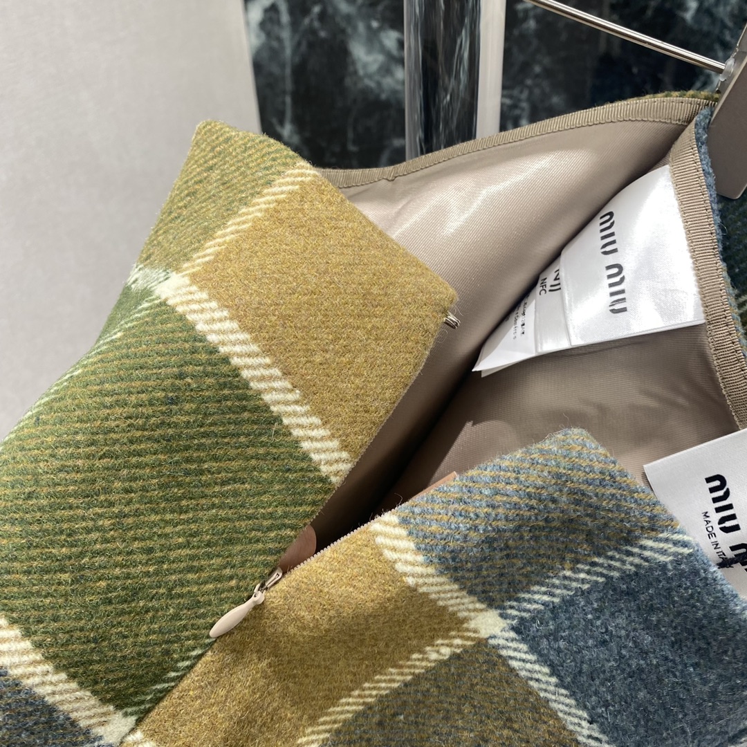 Miu 25秋冬新款 格纹开叉短裙 开衩裙摆方便活动 还能修饰腿部线条 经典品牌字母点缀细节满分 层次感