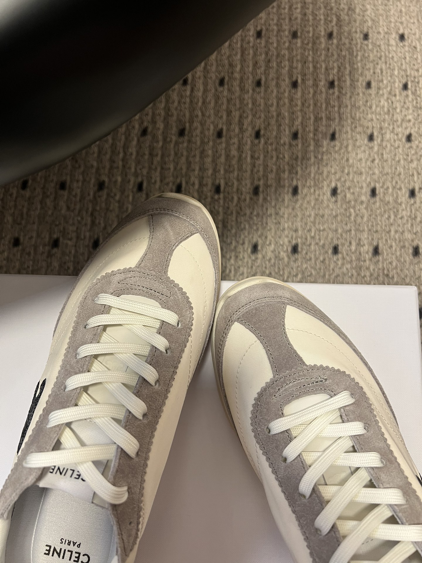 顶级品质p250
Celin*25ss凯旋门复古运动鞋德训鞋阿甘鞋

采用经典的阿甘鞋/德训鞋轮廓，低帮流线型鞋身搭配窄鞋头，还原复古运动风潮，兼具复古感与利落的线条感。

低饱和大地色系与经典色，适配性强，既符合CELINE的极简美学，又能轻松搭配多种穿搭风格。平底橡胶鞋底兼顾防滑与缓震，鞋型贴合脚型，日常通勤、休闲出行都能穿，复古造型与实用性结合。

鞋面：牛反绒/布
内里：羊皮
大底：橡胶大底
增高：3cm
size：35-40码（40码定制不退换）
Aa1