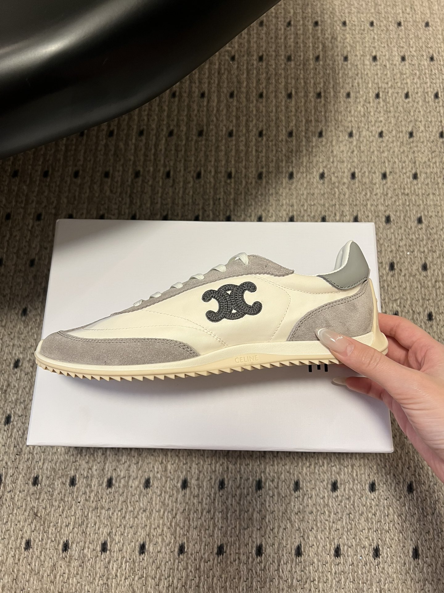 顶级品质p250
Celin*25ss凯旋门复古运动鞋德训鞋阿甘鞋

采用经典的阿甘鞋/德训鞋轮廓，低帮流线型鞋身搭配窄鞋头，还原复古运动风潮，兼具复古感与利落的线条感。

低饱和大地色系与经典色，适配性强，既符合CELINE的极简美学，又能轻松搭配多种穿搭风格。平底橡胶鞋底兼顾防滑与缓震，鞋型贴合脚型，日常通勤、休闲出行都能穿，复古造型与实用性结合。

鞋面：牛反绒/布
内里：羊皮
大底：橡胶大底
增高：3cm
size：35-40码（40码定制不退换）
Aa1