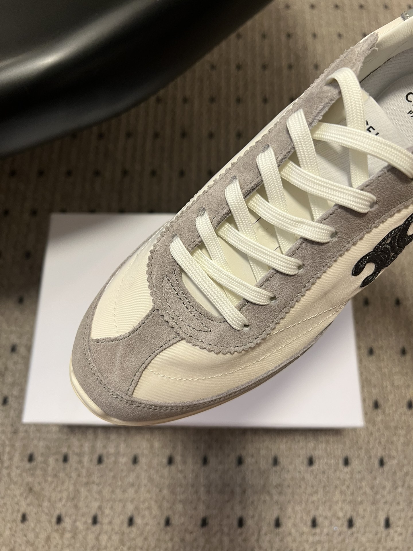 顶级品质p250
Celin*25ss凯旋门复古运动鞋德训鞋阿甘鞋

采用经典的阿甘鞋/德训鞋轮廓，低帮流线型鞋身搭配窄鞋头，还原复古运动风潮，兼具复古感与利落的线条感。

低饱和大地色系与经典色，适配性强，既符合CELINE的极简美学，又能轻松搭配多种穿搭风格。平底橡胶鞋底兼顾防滑与缓震，鞋型贴合脚型，日常通勤、休闲出行都能穿，复古造型与实用性结合。

鞋面：牛反绒/布
内里：羊皮
大底：橡胶大底
增高：3cm
size：35-40码（40码定制不退换）
Aa1