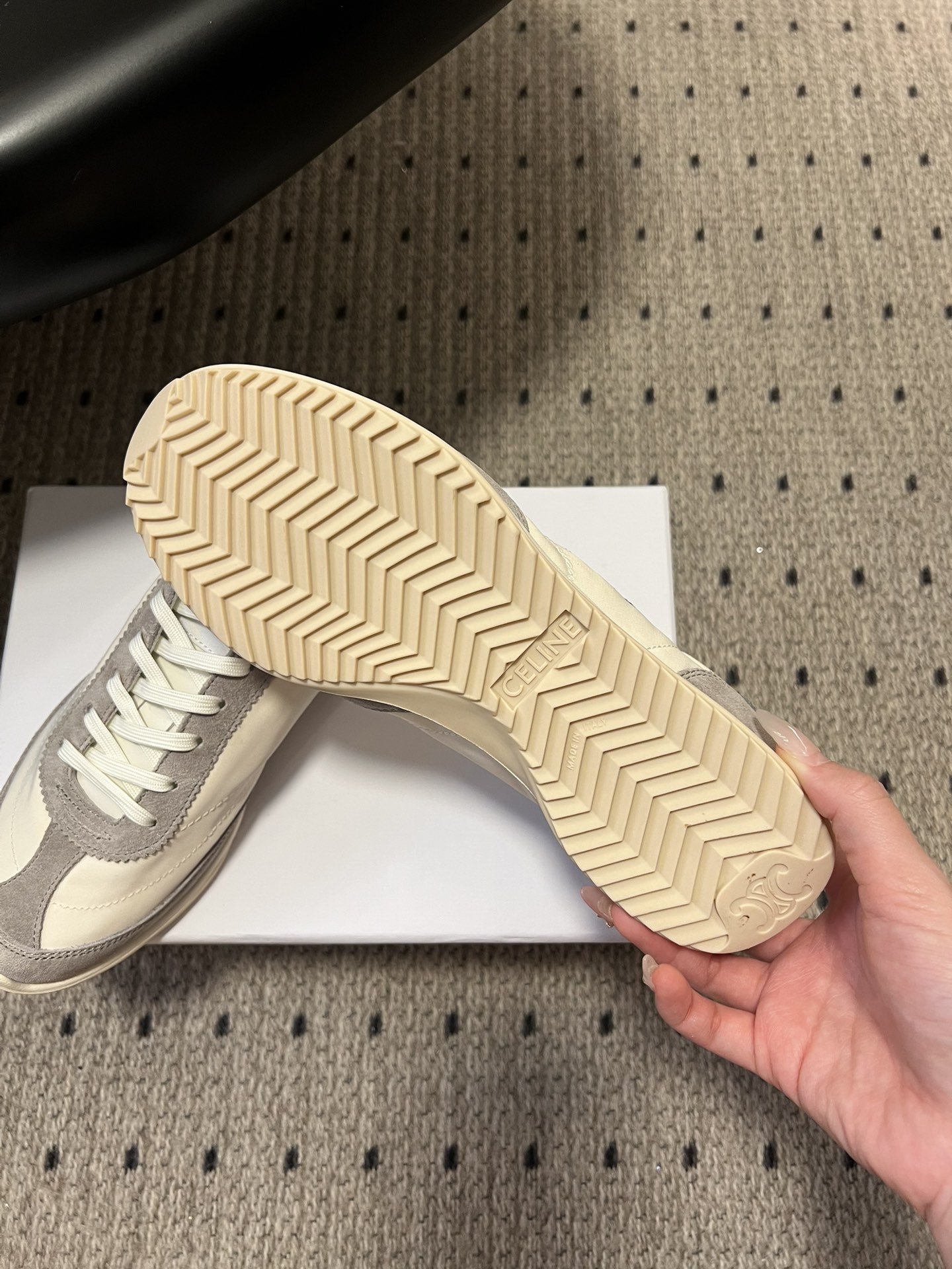 顶级品质p250
Celin*25ss凯旋门复古运动鞋德训鞋阿甘鞋

采用经典的阿甘鞋/德训鞋轮廓，低帮流线型鞋身搭配窄鞋头，还原复古运动风潮，兼具复古感与利落的线条感。

低饱和大地色系与经典色，适配性强，既符合CELINE的极简美学，又能轻松搭配多种穿搭风格。平底橡胶鞋底兼顾防滑与缓震，鞋型贴合脚型，日常通勤、休闲出行都能穿，复古造型与实用性结合。

鞋面：牛反绒/布
内里：羊皮
大底：橡胶大底
增高：3cm
size：35-40码（40码定制不退换）
Aa1