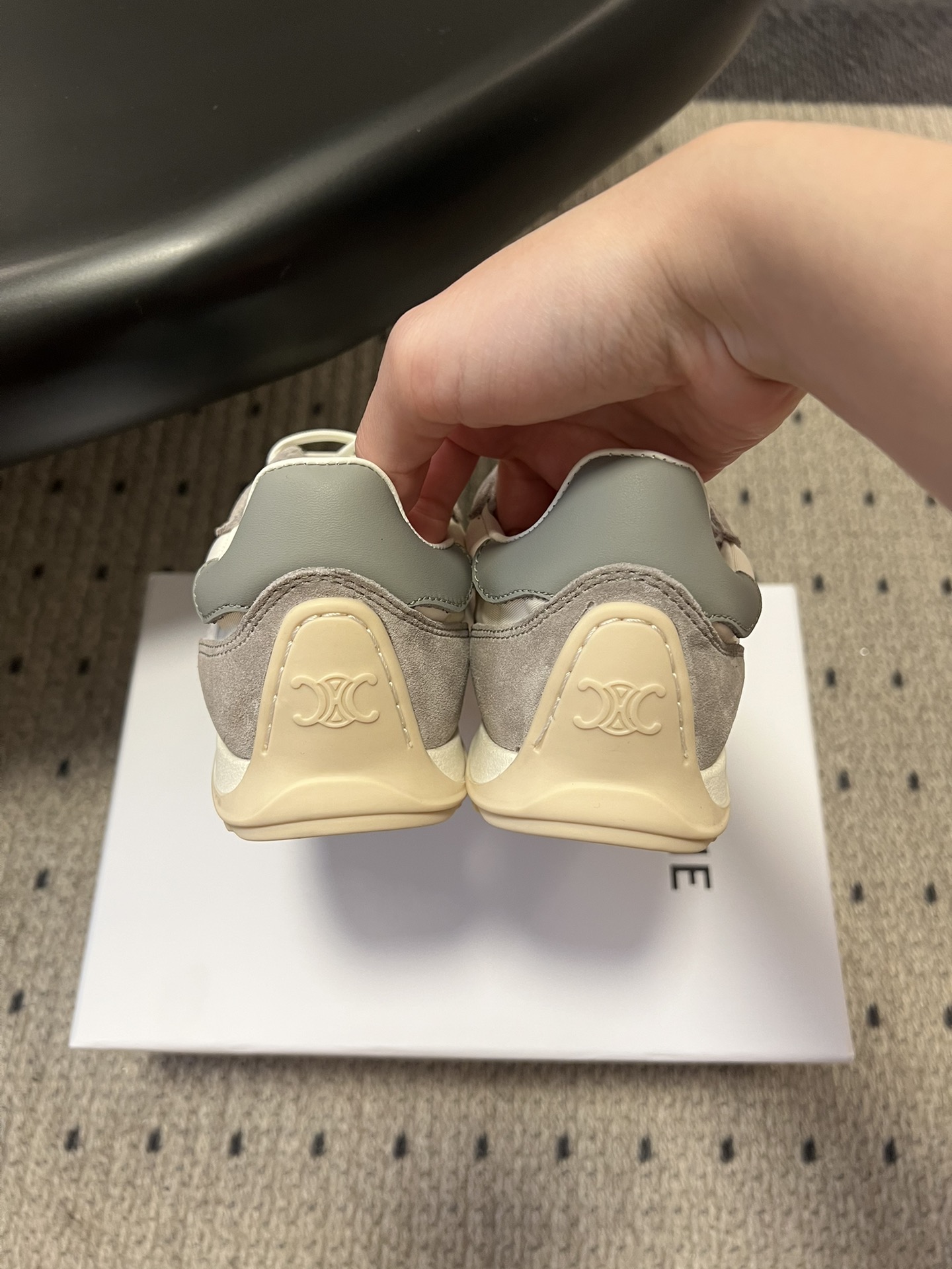 顶级品质p250
Celin*25ss凯旋门复古运动鞋德训鞋阿甘鞋

采用经典的阿甘鞋/德训鞋轮廓，低帮流线型鞋身搭配窄鞋头，还原复古运动风潮，兼具复古感与利落的线条感。

低饱和大地色系与经典色，适配性强，既符合CELINE的极简美学，又能轻松搭配多种穿搭风格。平底橡胶鞋底兼顾防滑与缓震，鞋型贴合脚型，日常通勤、休闲出行都能穿，复古造型与实用性结合。

鞋面：牛反绒/布
内里：羊皮
大底：橡胶大底
增高：3cm
size：35-40码（40码定制不退换）
Aa1