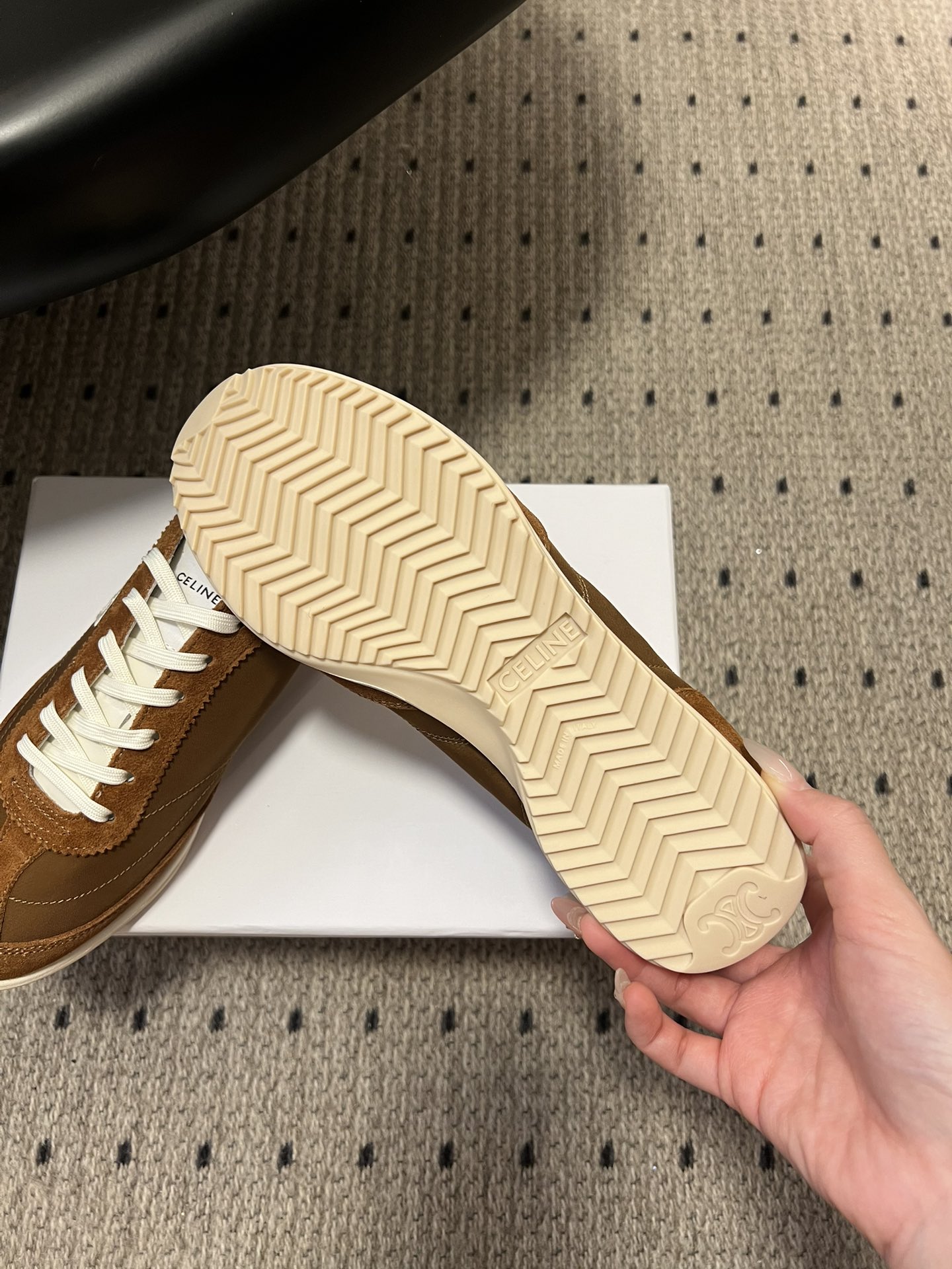 顶级品质p250
Celin*25ss凯旋门复古运动鞋德训鞋阿甘鞋

采用经典的阿甘鞋/德训鞋轮廓，低帮流线型鞋身搭配窄鞋头，还原复古运动风潮，兼具复古感与利落的线条感。

低饱和大地色系与经典色，适配性强，既符合CELINE的极简美学，又能轻松搭配多种穿搭风格。平底橡胶鞋底兼顾防滑与缓震，鞋型贴合脚型，日常通勤、休闲出行都能穿，复古造型与实用性结合。

鞋面：牛反绒/布
内里：羊皮
大底：橡胶大底
增高：3cm
size：35-40码（40码定制不退换）
Aa1