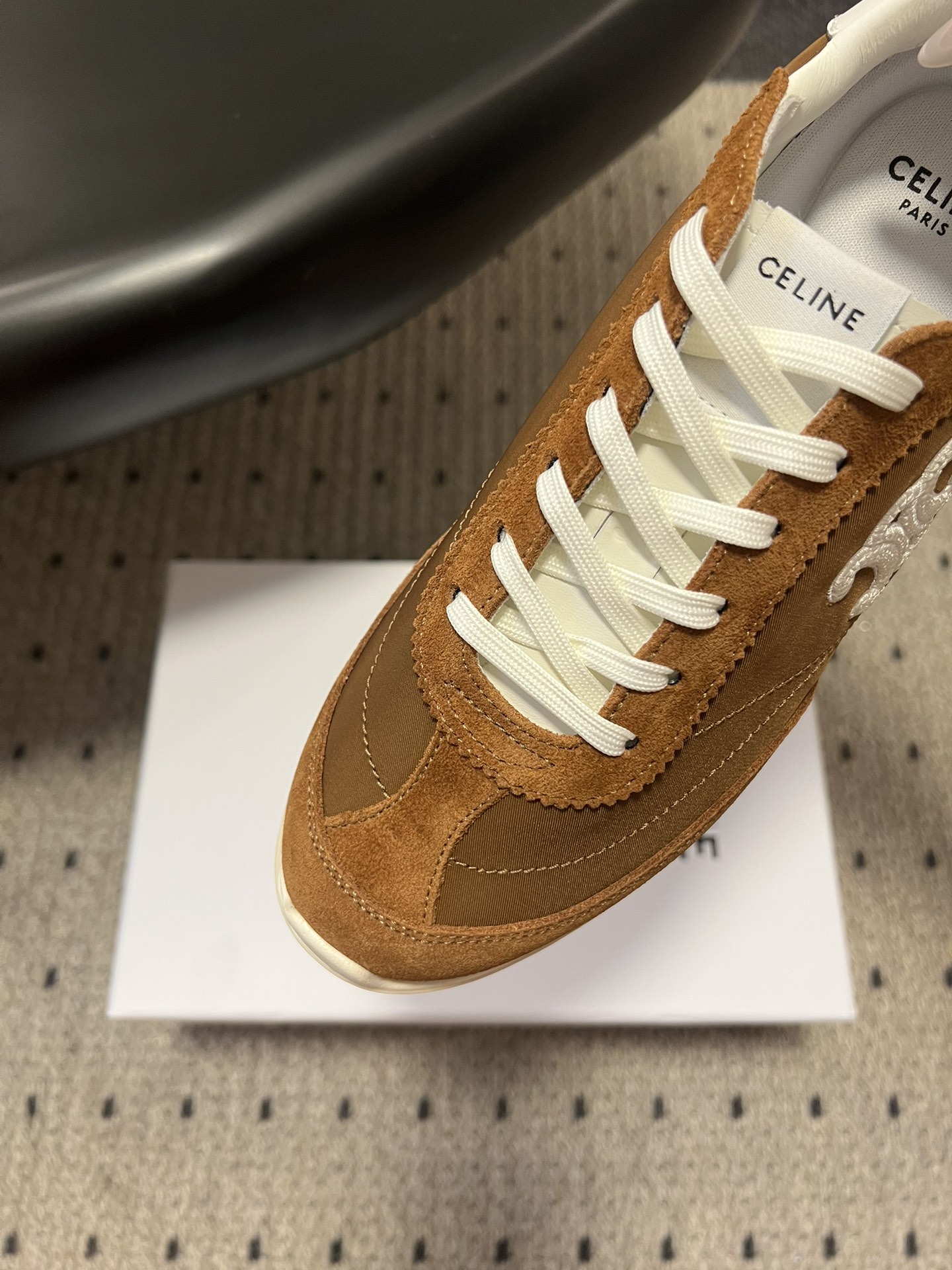 顶级品质p250
Celin*25ss凯旋门复古运动鞋德训鞋阿甘鞋

采用经典的阿甘鞋/德训鞋轮廓，低帮流线型鞋身搭配窄鞋头，还原复古运动风潮，兼具复古感与利落的线条感。

低饱和大地色系与经典色，适配性强，既符合CELINE的极简美学，又能轻松搭配多种穿搭风格。平底橡胶鞋底兼顾防滑与缓震，鞋型贴合脚型，日常通勤、休闲出行都能穿，复古造型与实用性结合。

鞋面：牛反绒/布
内里：羊皮
大底：橡胶大底
增高：3cm
size：35-40码（40码定制不退换）
Aa1