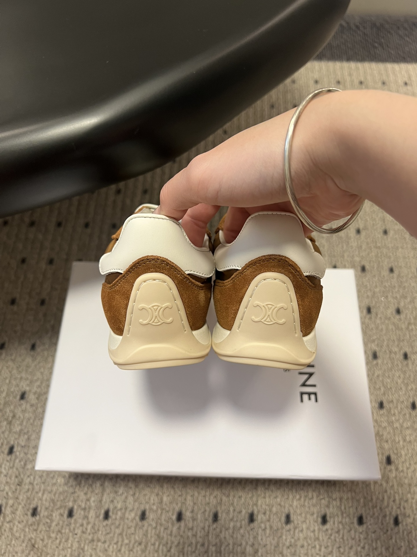 顶级品质p250
Celin*25ss凯旋门复古运动鞋德训鞋阿甘鞋

采用经典的阿甘鞋/德训鞋轮廓，低帮流线型鞋身搭配窄鞋头，还原复古运动风潮，兼具复古感与利落的线条感。

低饱和大地色系与经典色，适配性强，既符合CELINE的极简美学，又能轻松搭配多种穿搭风格。平底橡胶鞋底兼顾防滑与缓震，鞋型贴合脚型，日常通勤、休闲出行都能穿，复古造型与实用性结合。

鞋面：牛反绒/布
内里：羊皮
大底：橡胶大底
增高：3cm
size：35-40码（40码定制不退换）
Aa1