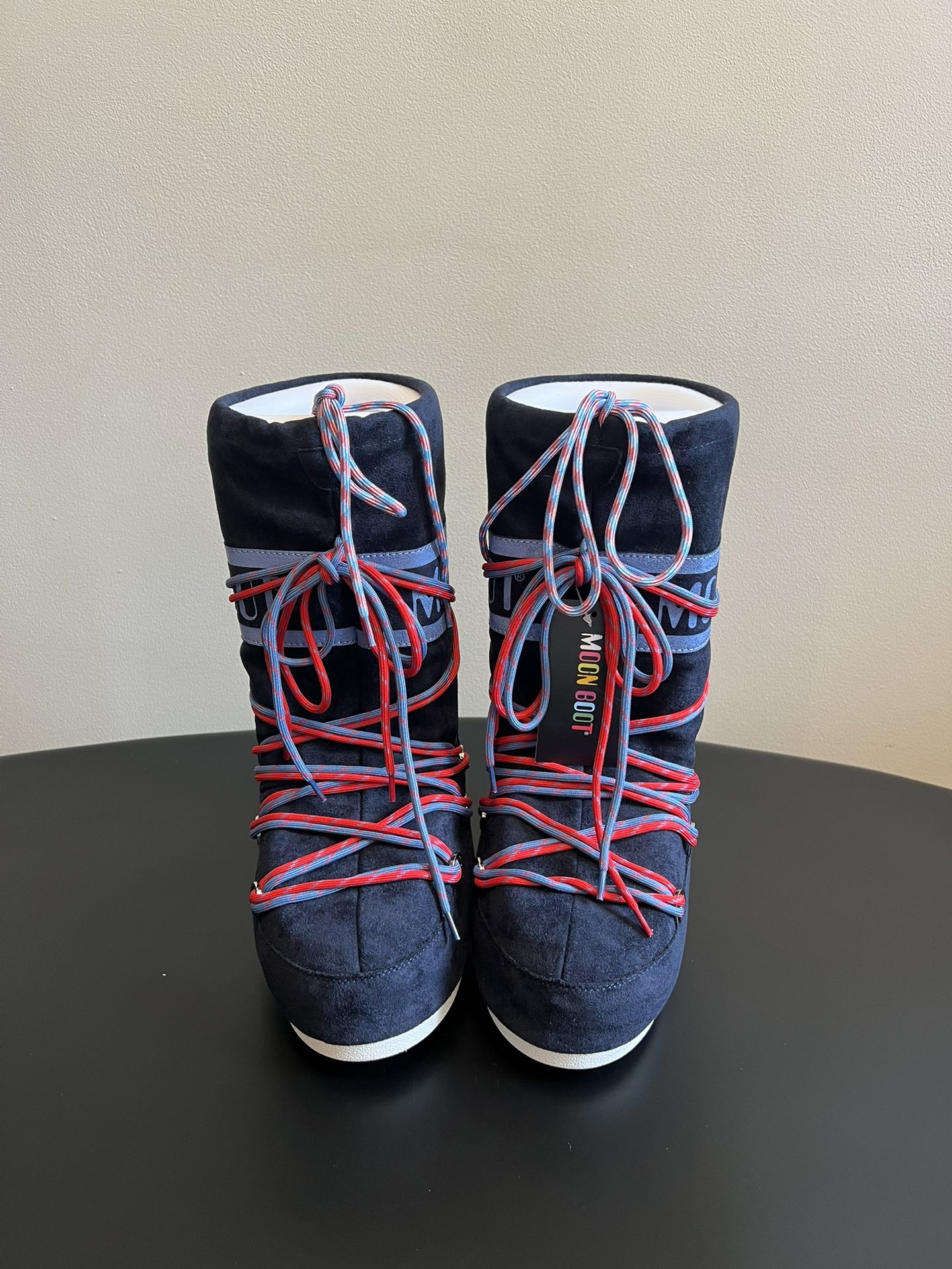 NO:653386,Moon Boo* new winter warm moon boots and snow boots. The short boot style is more suitable for daily wear, weakening the heavy feeling of the traditional Moon Boot. The upper is made of high-mercerized waterproof fabric, which is splash-proof and stain-resistant; the sole is made of rubber, which is light and non-slip, suitable for snow/slippery roads. The drawstring design of the shoe opening can be adjusted to fit different leg circumferences;  There is no distinction between left and right feet, making it more flexible to put on and take off; compatible with multiple sizes, one pair covers 2-3 shoe sizes, and has high adaptability. It is an 'ugly fashionable style' that can be matched with skiing/outdoor wear, or can be combined with sweatshirts, down jackets and other daily items to create a street feel. It is an eye-catching item in autumn and winter. The upper is made of original custom-made high mercerized cow velvet, and the inner lining is silk cotton. The original molded outsole has a height of 7cm.  : 35-40 yards (customized sizes 40 are non-refundable), snow boots, boots, hoodie, sweatshirts, down jacket19860909Moon Boo*冬季新款保暖月亮靴雪地靴 短靴款式更适配日常穿搭,弱化了传统Moon Boot的厚重感.鞋面用高丝光防水布面料,防泼溅耐脏；鞋底为橡胶材质,轻便且防滑,适合雪地/湿滑路面.鞋口抽绳设计,可调节松紧适配不同腿围； 无左右脚区分,穿脱更灵活；多尺码兼容,一双覆盖2-3个鞋码,适配性高.属于“丑萌时髦款”,既能搭配滑雪/户外装,也能和卫衣、羽绒服等日常单品组合出街头感,是秋冬的吸睛单品. 鞋面原版定制高丝光牛绒 内里丝棉内胆 大底原版开模大底 增高7cm size :35-40码（40码定制不退换）,雪地靴,boots,hoodie,sweatshirts,down jacket,Women's Shoes