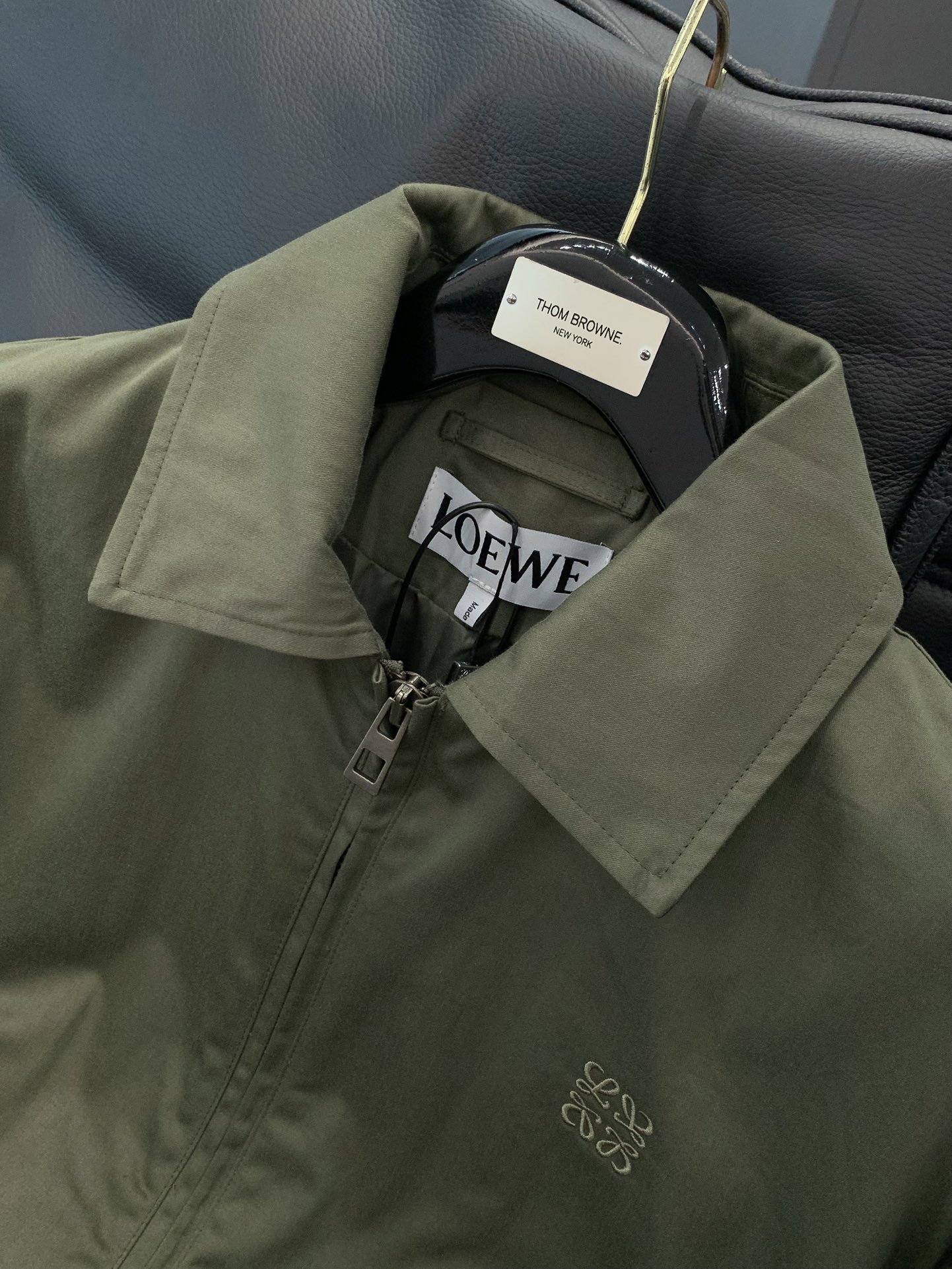 ，Loewe 罗意威，2025秋季最新款，专柜同步有售，原单狠货，时尚休闲翻领夹克外套，上身很有特点！吸