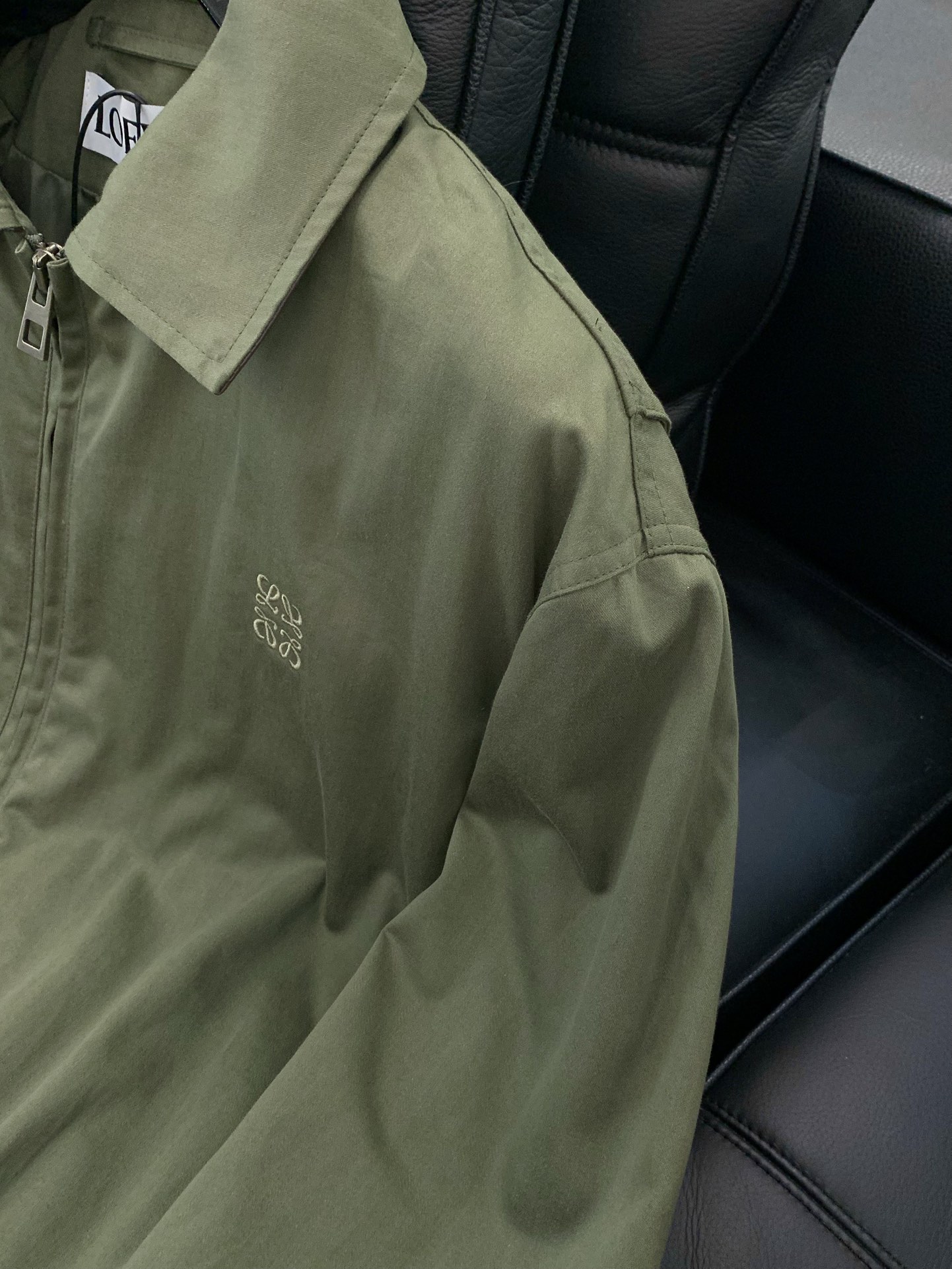 ，Loewe 罗意威，2025秋季最新款，专柜同步有售，原单狠货，时尚休闲翻领夹克外套，上身很有特点！吸