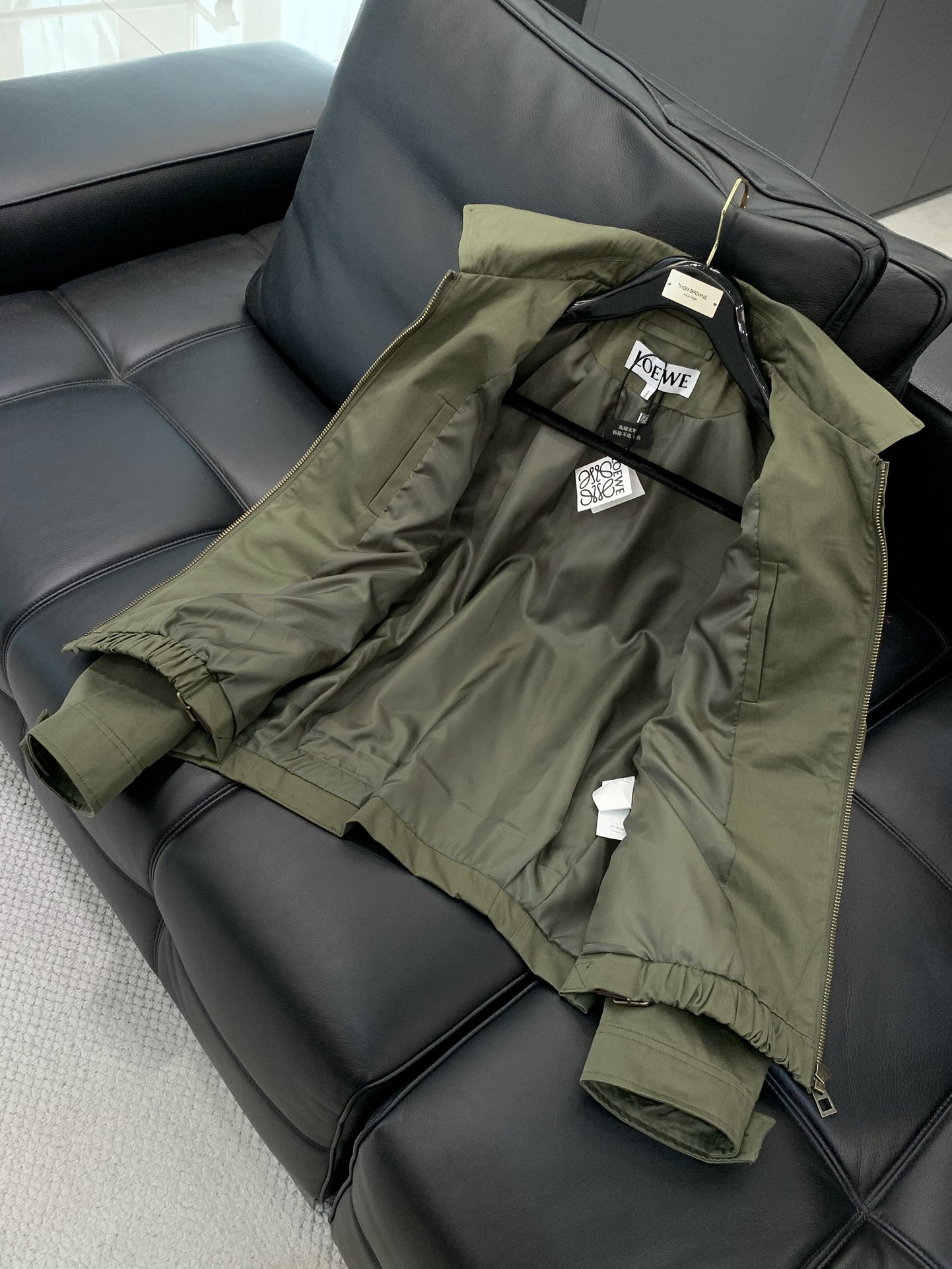 ，Loewe 罗意威，2025秋季最新款，专柜同步有售，原单狠货，时尚休闲翻领夹克外套，上身很有特点！吸