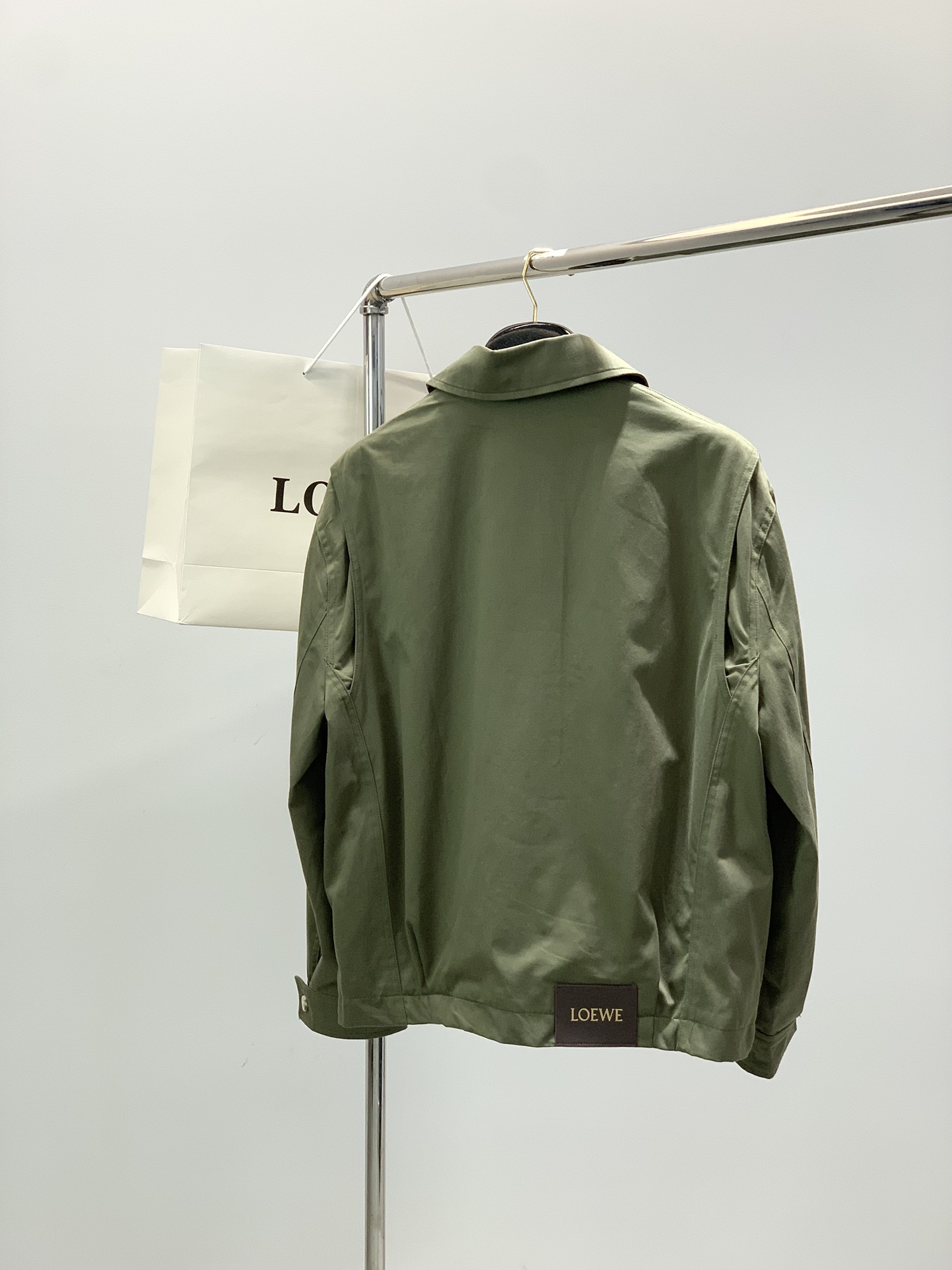 ，Loewe 罗意威，2025秋季最新款，专柜同步有售，原单狠货，时尚休闲翻领夹克外套，上身很有特点！吸