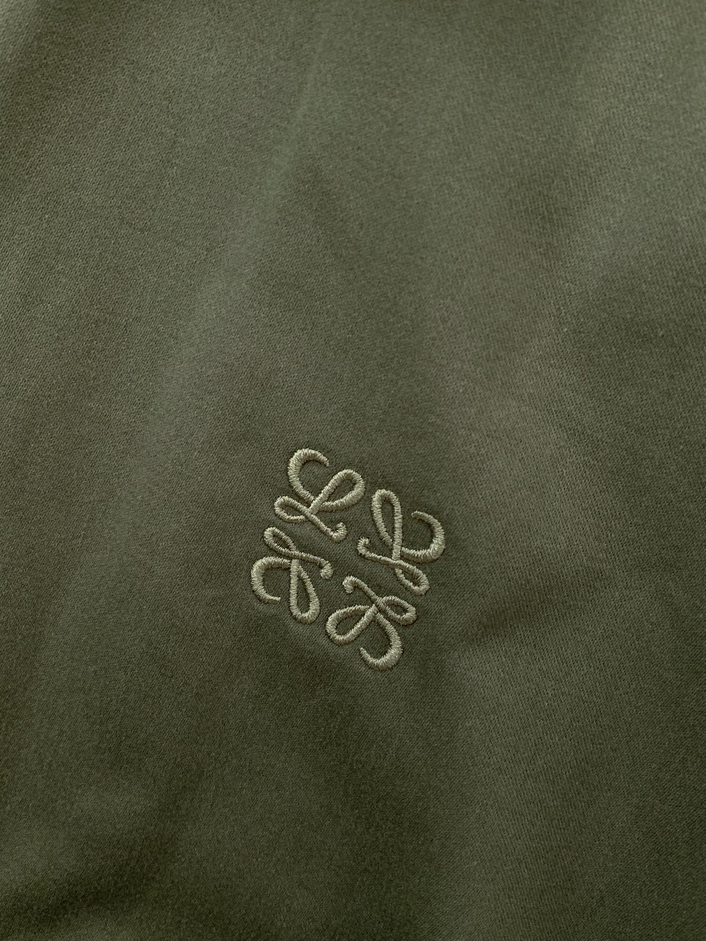 ，Loewe 罗意威，2025秋季最新款，专柜同步有售，原单狠货，时尚休闲翻领夹克外套，上身很有特点！吸