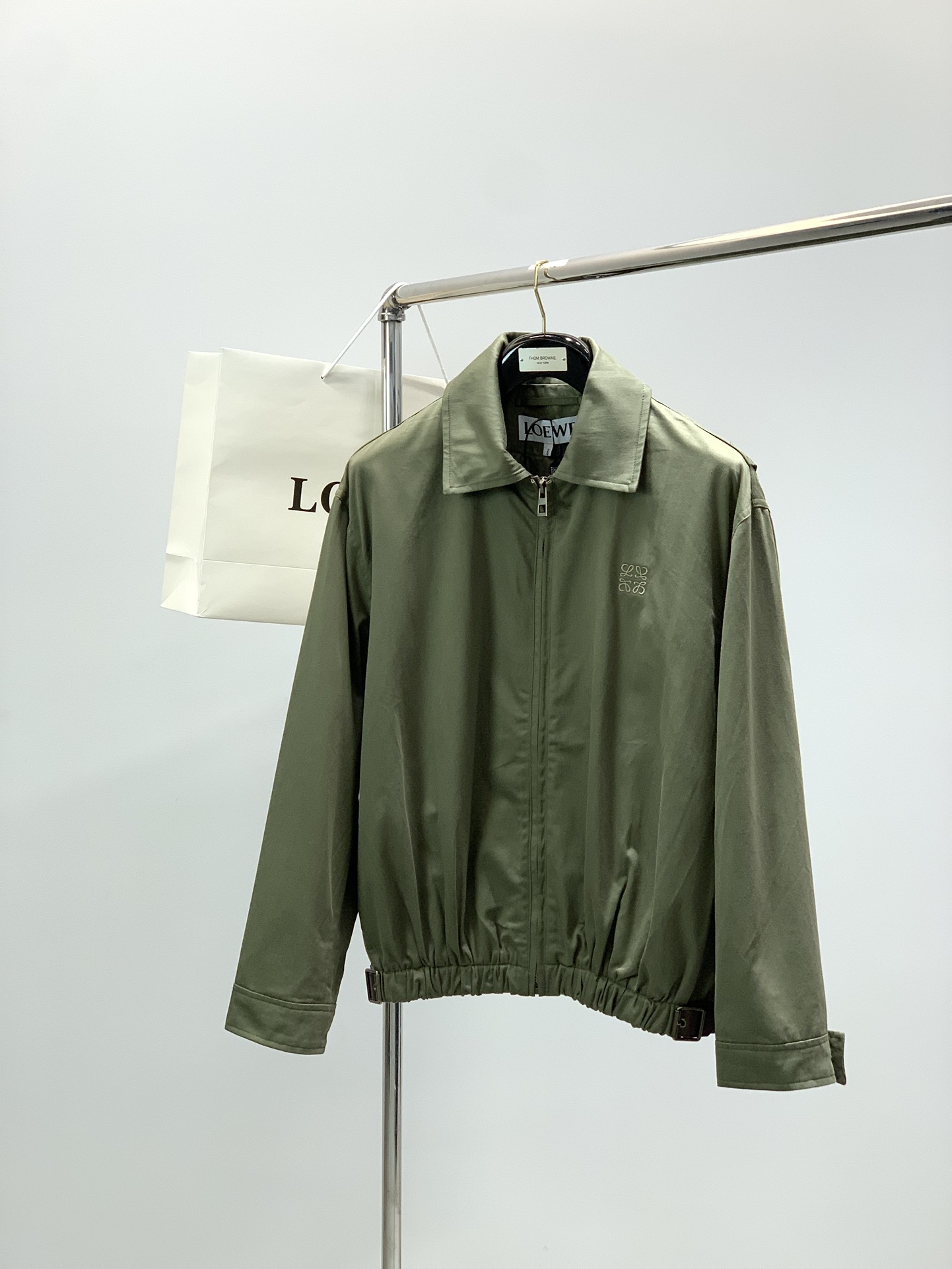 NO:656418,, Loewe Luo Yiwei, the latest model in autumn 2025, available at the counter simultaneously, original order, fashionable and casual lapel jacket, the upper body is very unique!  Eye-catching and bright, imported original fabrics, top embroidery crafts letter pattern decoration Logo, original hardware accessories decoration, simple yet fashionable, classic atmosphere, comfortable and breathable, handsome and stylish upper body, size S-XL,,loewe,loewe,jackets & coats,jackets & coats,alexander wang19860909,Loewe 罗意威,2025秋季最新款,专柜同步有售,原单狠货,时尚休闲翻领夹克外套,上身很有特点！吸睛而有亮点,进口原版面料,顶级刺绣工艺字母图案装饰Logo,原版五金辅料装饰,简单而不失时尚,经典大气,舒适透气,上身帅气有型,码数S-XL,,loewe,loewe,jackets & coats,jackets & coats,alexander wang,Men's clothing