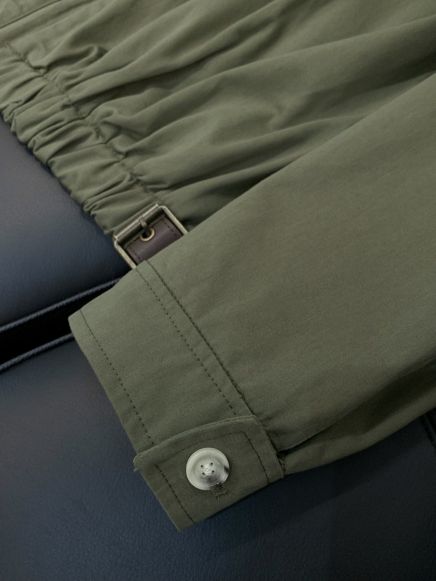 ，Loewe 罗意威，2025秋季最新款，专柜同步有售，原单狠货，时尚休闲翻领夹克外套，上身很有特点！吸