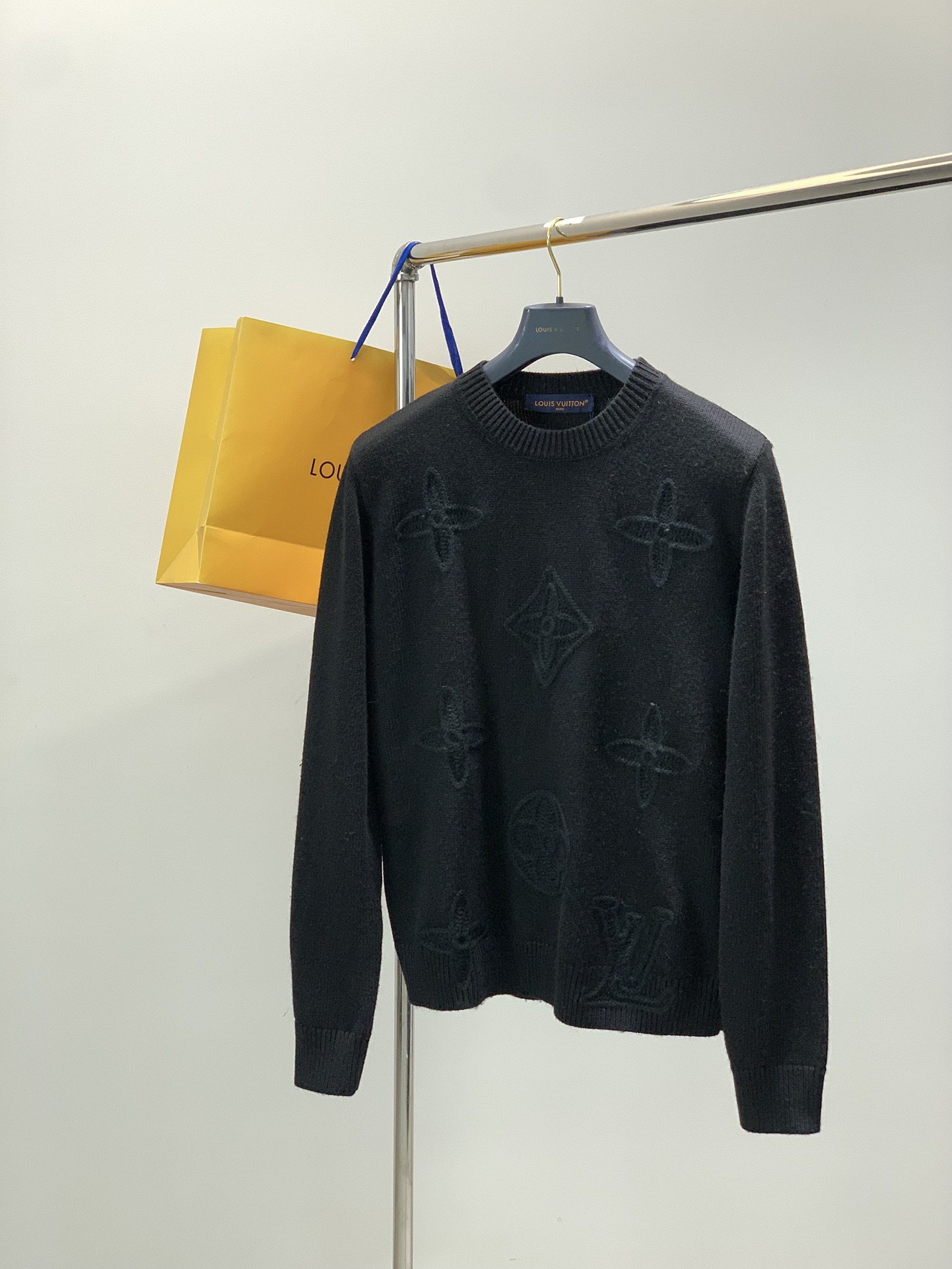 NO:656448,, LouisVuitton Louis Vuitton, the latest model for winter 2025, available at counters at the same time, original order, fashionable and casual round-neck knitted sweater, the upper body is very unique!  Eye-catching and bright, imported original fabrics, top knitting craftsmanship letter pattern decoration logo, simple yet fashionable, classic atmosphere, comfortable and breathable, handsome and stylish upper body, size S-XL,, louis vuitton, louis vuitton, sweaters, alexander wang19860909,LouisVuitton 路易威登,2025冬季最新款,专柜同步有售,原单狠货,时尚休闲圆领针织毛衣,上身很有特点！吸睛而有亮点,进口原版面料,顶级针织工艺字母图案装饰Logo,简单而不失时尚,经典大气,舒适透气,上身帅气有型,码数S-XL,,louis vuitton,louis vuitton,sweaters,alexander wang,Men's clothing