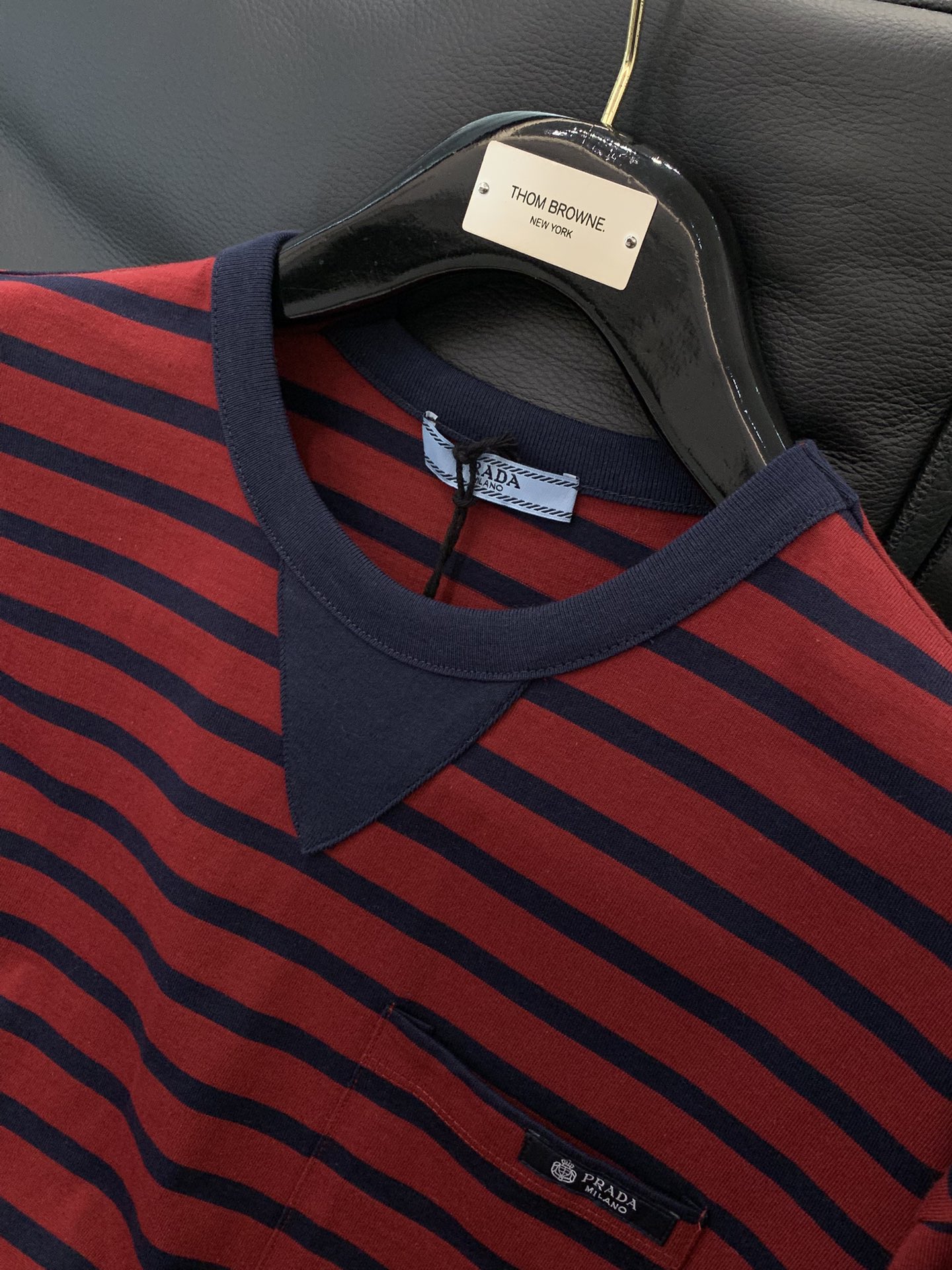 ，PRADA 普拉达，2025秋季最新品，专柜同步有售，时尚休闲圆领长袖T恤，进口原版面料，做工极为复杂