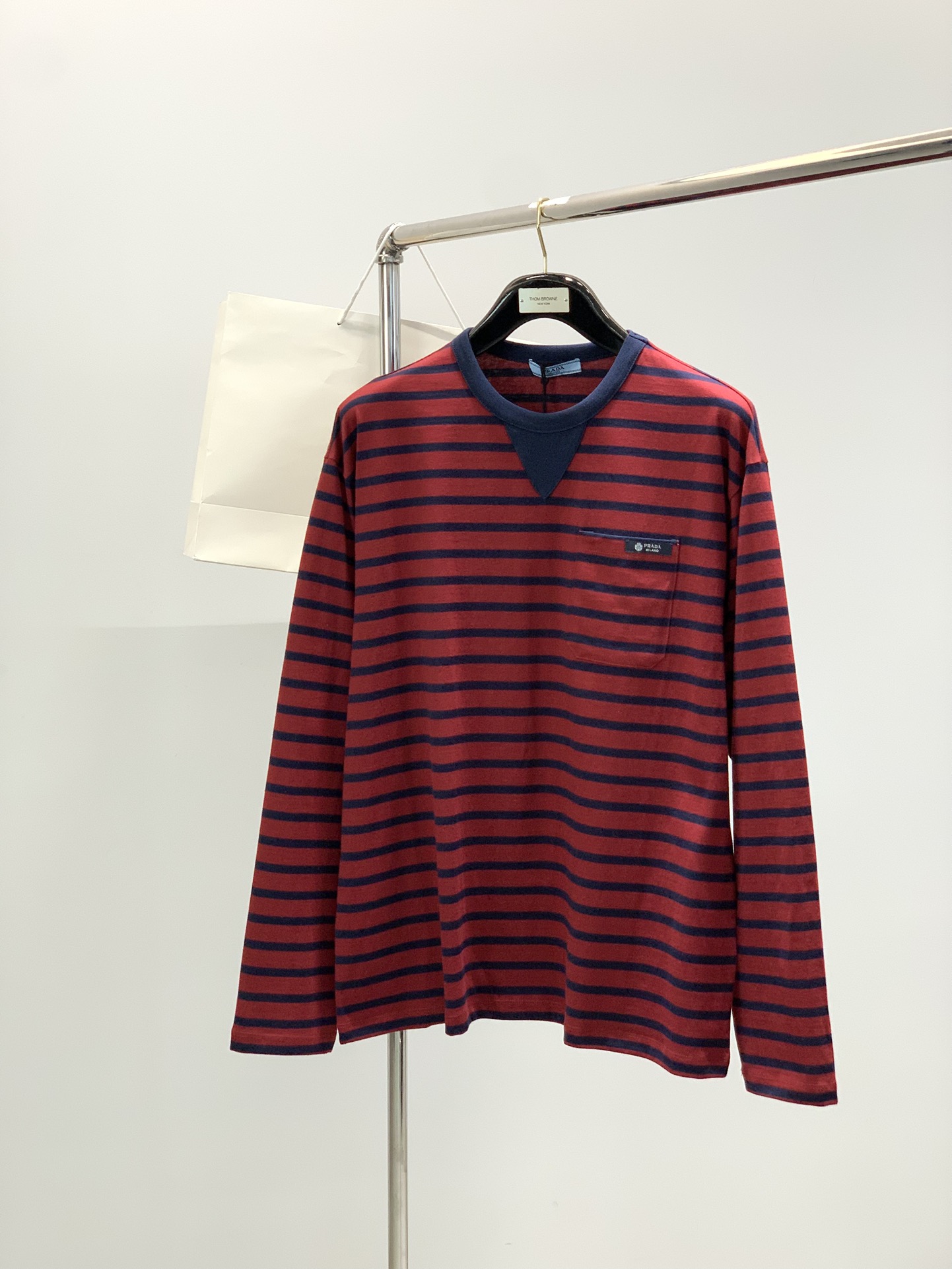 NO:656452,, PRADA Prada, 2025 autumn latest products, available at counters simultaneously, fashionable and casual round-neck long-sleeved T-shirt, imported original fabric, extremely complex workmanship, the only channel that can be used as a purchasing agent, top-notch embroidery technology letter pattern logo, extremely high-grade, comfortable and versatile, handsome and stylish upper body, size S-XL,, prada, prada, tees, t-shirt, alexander wang19860909,PRADA 普拉达,2025秋季最新品,专柜同步有售,时尚休闲圆领长袖T恤,进口原版面料,做工极为复杂,唯一可以做代购级别的渠道狠货,顶级刺绣工艺字母图案logo,档次极高,舒适百搭,上身帅气有型,码数S-XL,,prada,prada,tees，t-shirt,alexander wang,Men's clothing