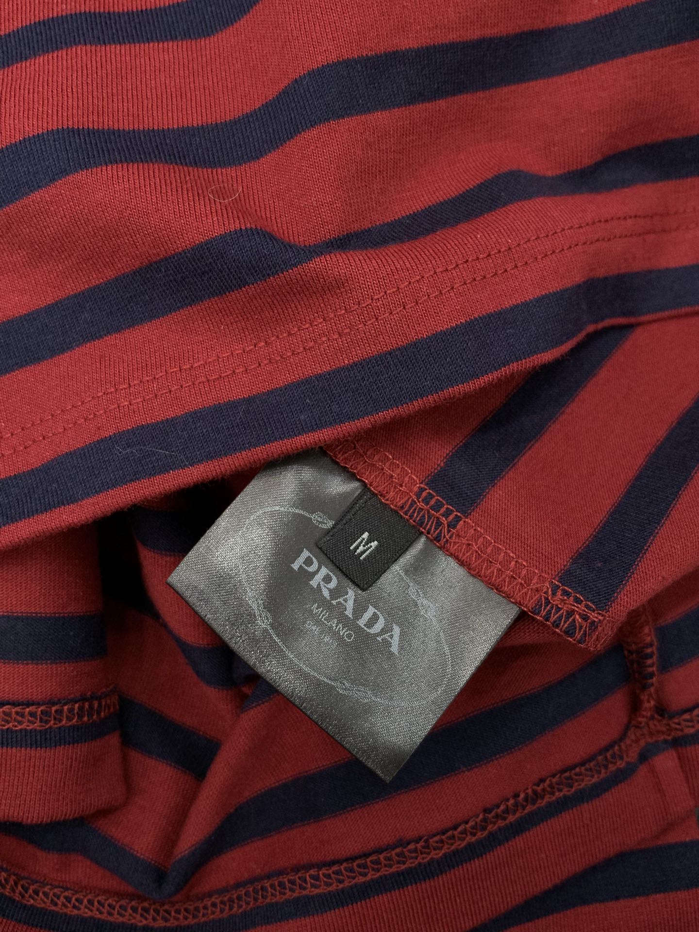 ，PRADA 普拉达，2025秋季最新品，专柜同步有售，时尚休闲圆领长袖T恤，进口原版面料，做工极为复杂