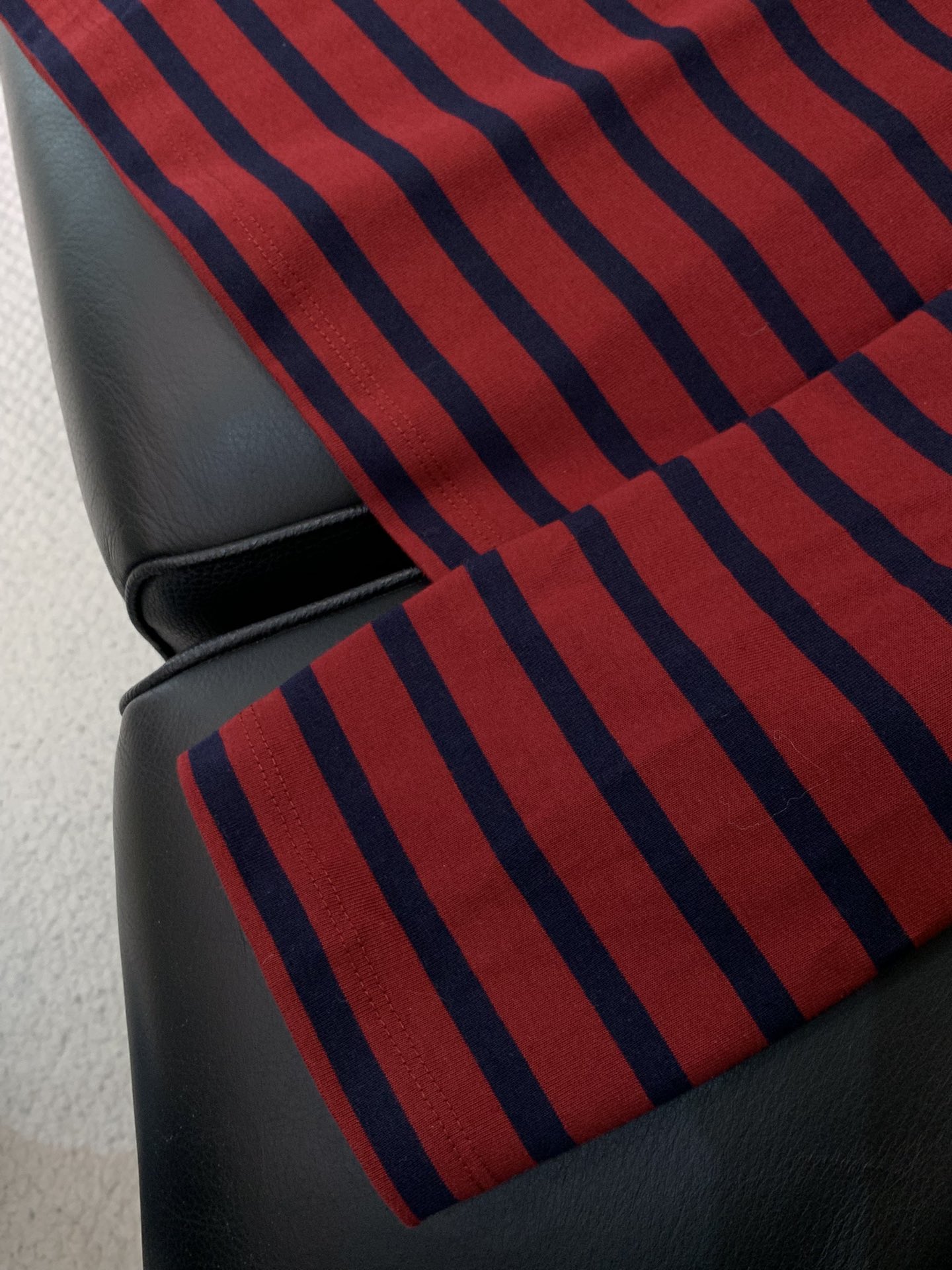 ，PRADA 普拉达，2025秋季最新品，专柜同步有售，时尚休闲圆领长袖T恤，进口原版面料，做工极为复杂