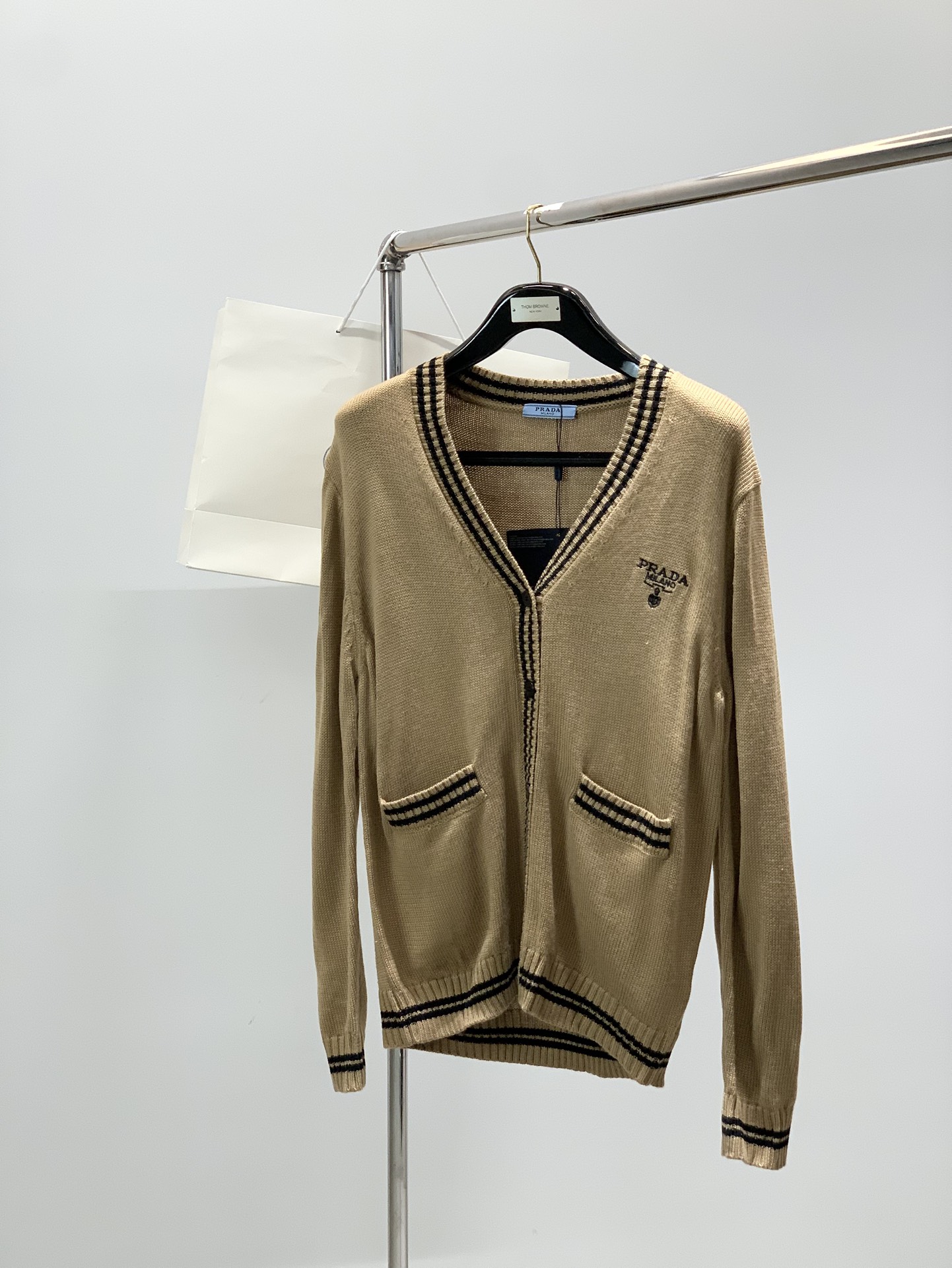 NO:711796,But after the new year, PRADA, 2025 winter latest products, available at counters simultaneously, fashionable casual knitted cardigan sweater, 100% cotton wool, imported original fabrics, extremely complex workmanship, the only channel that can be used as a purchasing agent, top-notch embroidery crafts letter pattern logo, extremely high-grade, comfortable and versatile, handsome and stylish upper body, 2 colors recommended, size M-3XL,, prada, prada, sweaters,19860909可年后 ,PRADA 普拉达,2025冬季最新品,专柜同步有售,时尚休闲针织开衫毛衣,百分之百棉羊毛,进口原版面料,做工极为复杂,唯一可以做代购级别的渠道狠货,顶级刺绣工艺字母图案logo,档次极高,舒适百搭,上身帅气有型,2色推荐,码数M-3XL,,prada,prada,sweaters,,Men's clothing