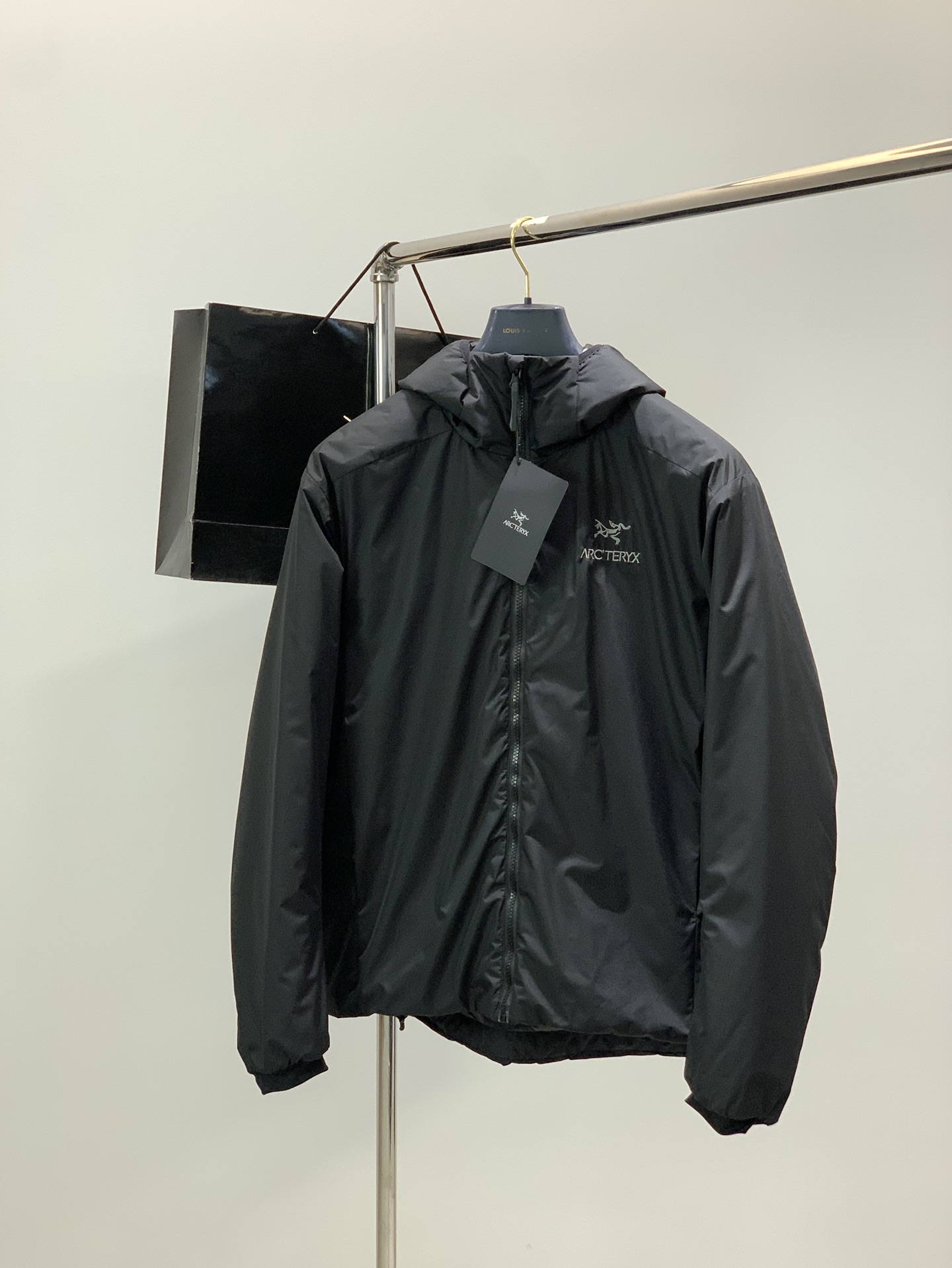 NO:656426,, Arc'teryx Atom AR Hoody Arc'teryx men's outdoor sports warm hooded (Atom) cotton clothing Atom AR Hoody As the representative product of Bird's cotton clothing series, this Astro Boy cotton clothing is a classic work of Wu. This winter, Bird launched a new AtomARHoody thermal clothing, replacing the original AtomSVHoody and becoming the thickest one in the Atom series of cotton clothing. It has been upgraded year by year to the new version of AtomARHoody.  A new type of thermal cotton jacket! Warmer and lighter than fleece. Suitable for use as a liner in extremely cold weather, or as a separate outer wear in late autumn and early winter. The fabric is still Gossamera ripstop nylon fabric with a water-repellent coating. The thermal insulation material added to the inner layer uses PLANTLOFT cotton with three densities to ensure that different parts of the body are warm and breathable. Different needs are met. Item No. AtomARHoodyMens  Positioned as a versatile Coreloft thermal garment, it can be used as a jacket or mid-layer in cold, dry weather. Features 1. Lightweight, durable windproof fabric that is abrasion-resistant and DWR water-repellent treated to repel moisture. Available in black and blue. Sizes M-2XL  Sleeve length 61 Hem 106 Clothes length 70.5 Recommended around 150  wang19860909,始祖鸟 Atom AR Hoody始祖鸟男款户外运动 保暖连帽（阿童木）棉服 Atom AR Hoody 作为鸟家棉服系列的代表做产品,这款阿童木棉服可谓是乌的经典作品. 今年冬天鸟推出了全新的 AtomARHoody 保暖 服,取代了原来的 AtomSVHoody 成为 Atom 系列棉服中最厚的一款. 通过逐年的升级为新版的 AtomARHoody 的新型的保暖棉服!比抓绒衣更保暖和轻便. 适合极寒冷天气里做内胆,或者深秋初冬气候下单独外穿. 面料仍为带防泼水涂层的 Gossamera 防撕裂尼龙面料. 内层添加的保温材料则采用了3种密度的 PLANTLOFT 棉来保证躯体不同部位保暖,透气的不同需要都得到满足. 货号 AtomARHoodyMens 定位该款用途广泛的 Coreloft 保暖衣,既可在寒冷干燥天气作为外套使用,也可作为中间层使用. 特征1、轻便、耐久的防风面料,可耐磨,采用 DWR 防泼水处理,可防潮. 黑蓝两色选择 尺码M-2XL M 胸围118袖口20 袖长60下摆102 衣长69建议130左右 L 胸围122袖口21 袖长61下摆106 衣长70.5 建议150左右 XL胸围126袖口22 袖长62 下摆110 衣长72建议170左右 2XL 胸围130袖口23 袖长63 下摆114 衣长73.5 建议左右,,jil sander,tom fordarc'teryx,jackets & coats,hats,alexander wang,Men's clothing