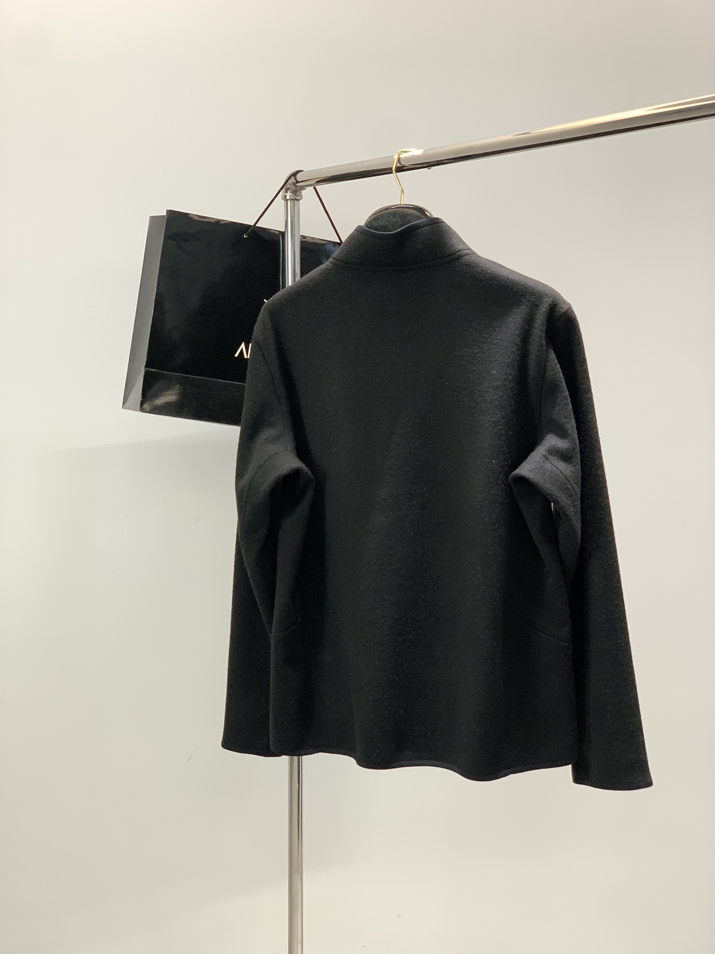 ，始祖鸟新款黑色立领拉链夹克冬季“轻暖黑科技”夹克：保暖不臃肿，质感藏在细节里，「科技面料+精致工艺」揉