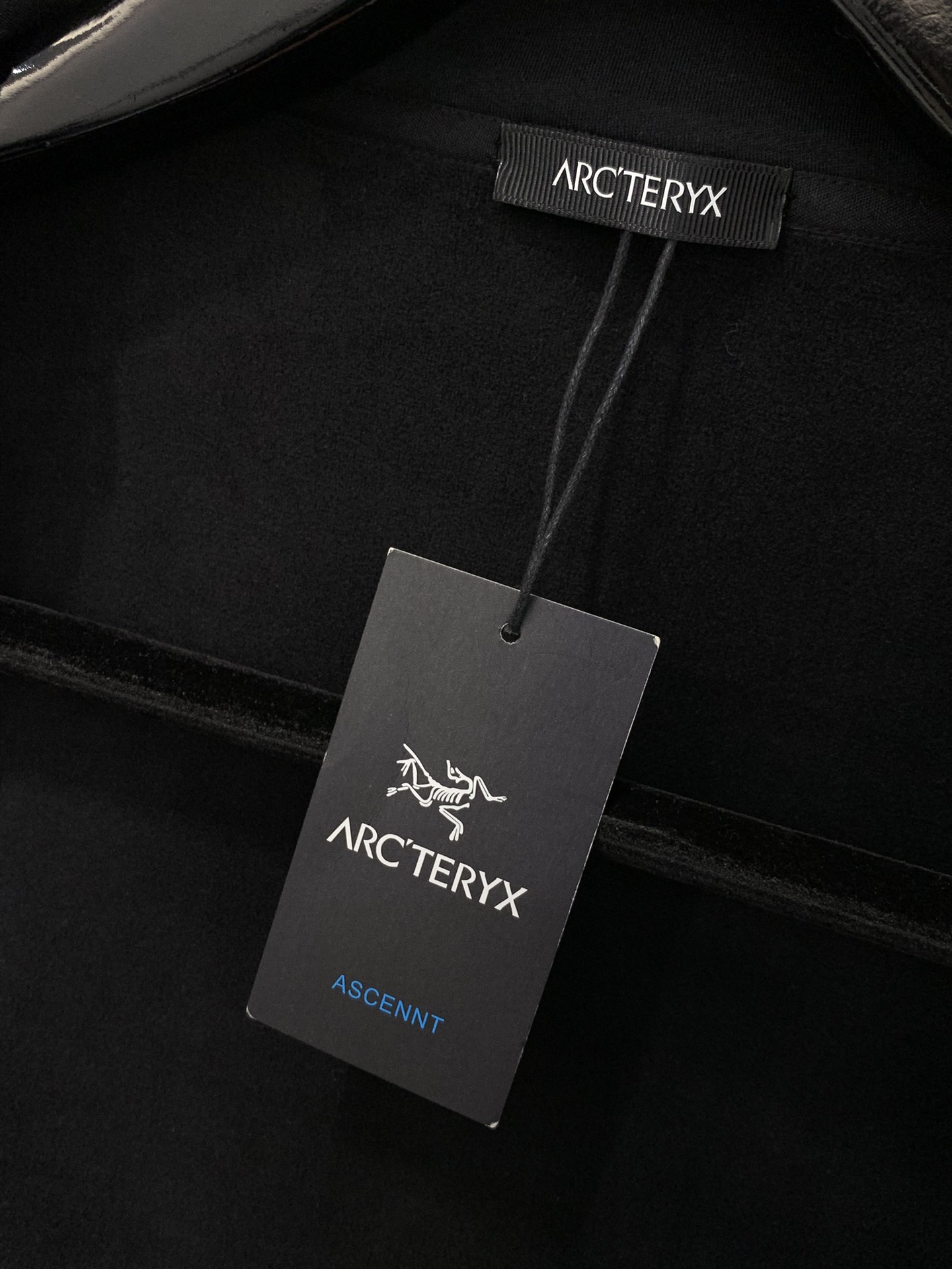 ，始祖鸟新款黑色立领拉链夹克冬季“轻暖黑科技”夹克：保暖不臃肿，质感藏在细节里，「科技面料+精致工艺」揉