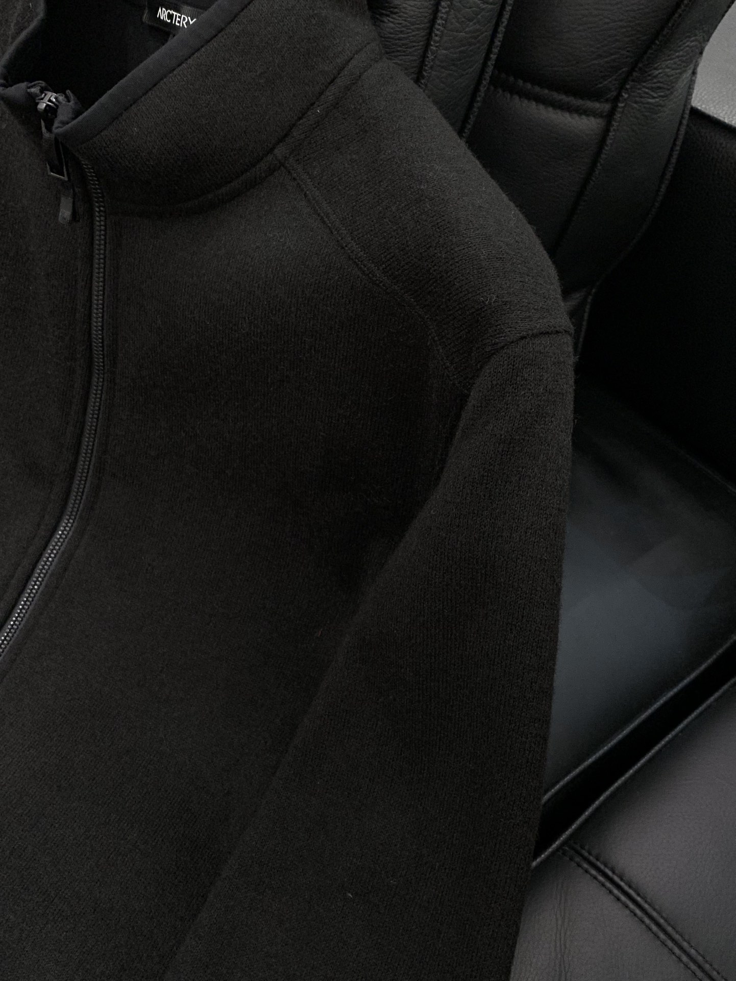 ，始祖鸟新款黑色立领拉链夹克冬季“轻暖黑科技”夹克：保暖不臃肿，质感藏在细节里，「科技面料+精致工艺」揉