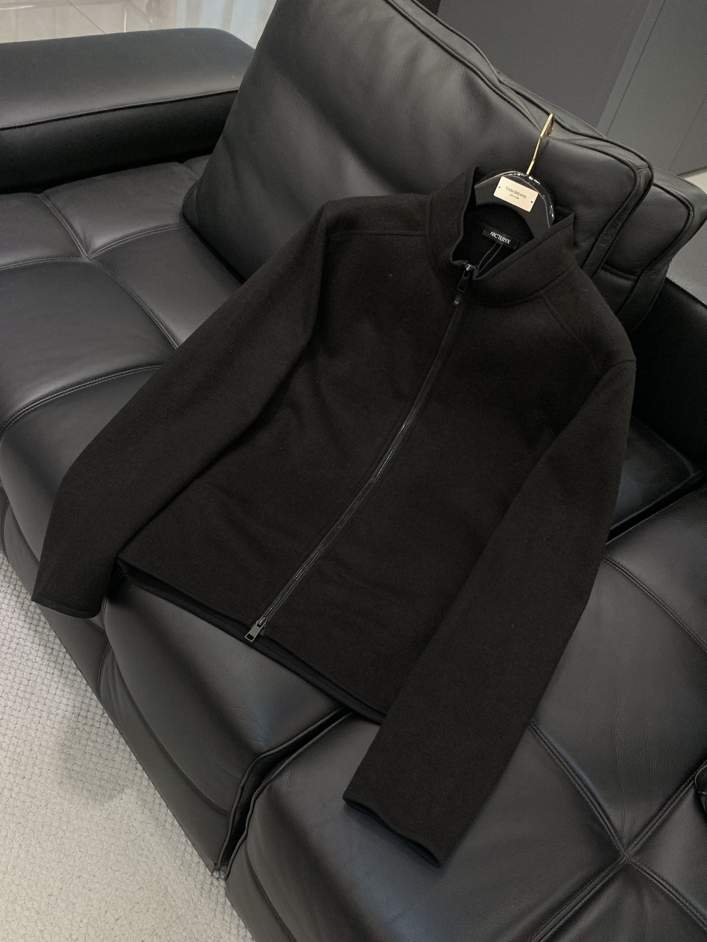 ，始祖鸟新款黑色立领拉链夹克冬季“轻暖黑科技”夹克：保暖不臃肿，质感藏在细节里，「科技面料+精致工艺」揉