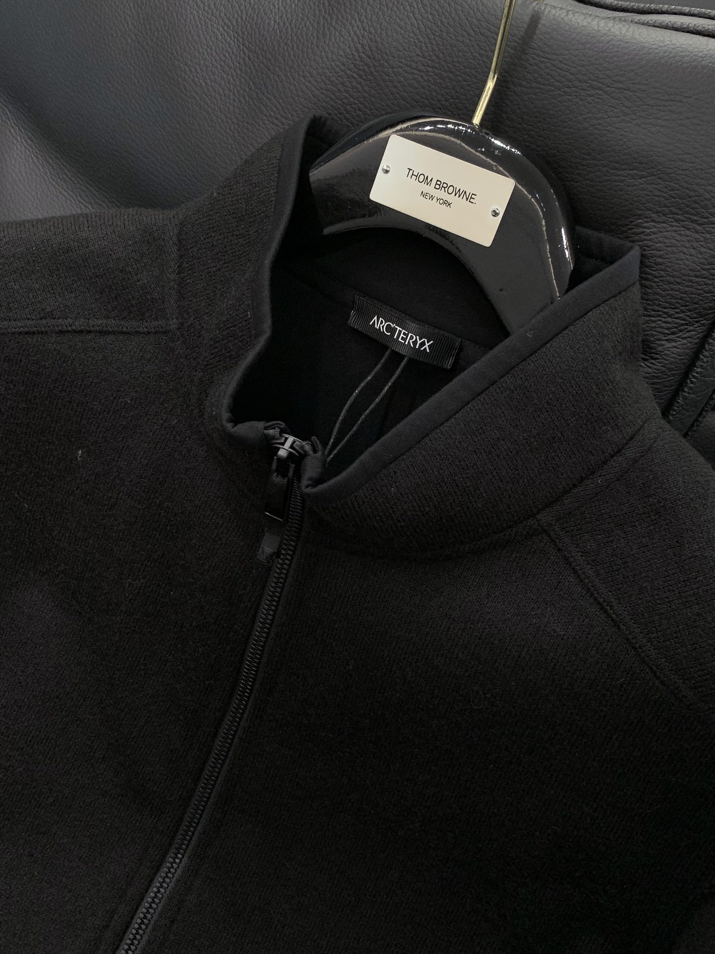 ，始祖鸟新款黑色立领拉链夹克冬季“轻暖黑科技”夹克：保暖不臃肿，质感藏在细节里，「科技面料+精致工艺」揉