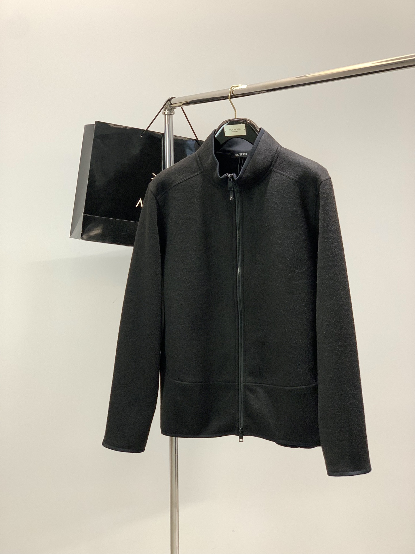 ，始祖鸟新款黑色立领拉链夹克冬季“轻暖黑科技”夹克：保暖不臃肿，质感藏在细节里，「科技面料+精致工艺」揉