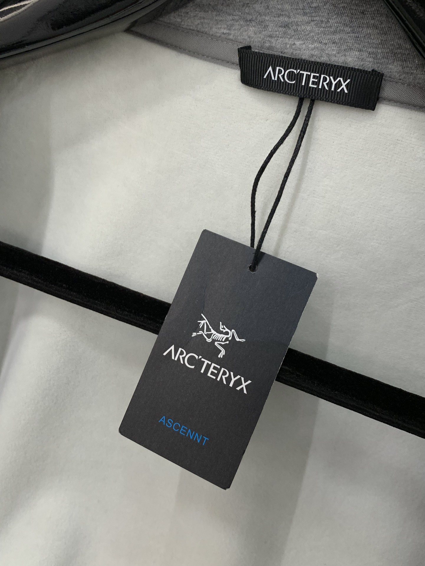 ，始祖鸟新款黑色立领拉链夹克冬季“轻暖黑科技”夹克：保暖不臃肿，质感藏在细节里，「科技面料+精致工艺」揉