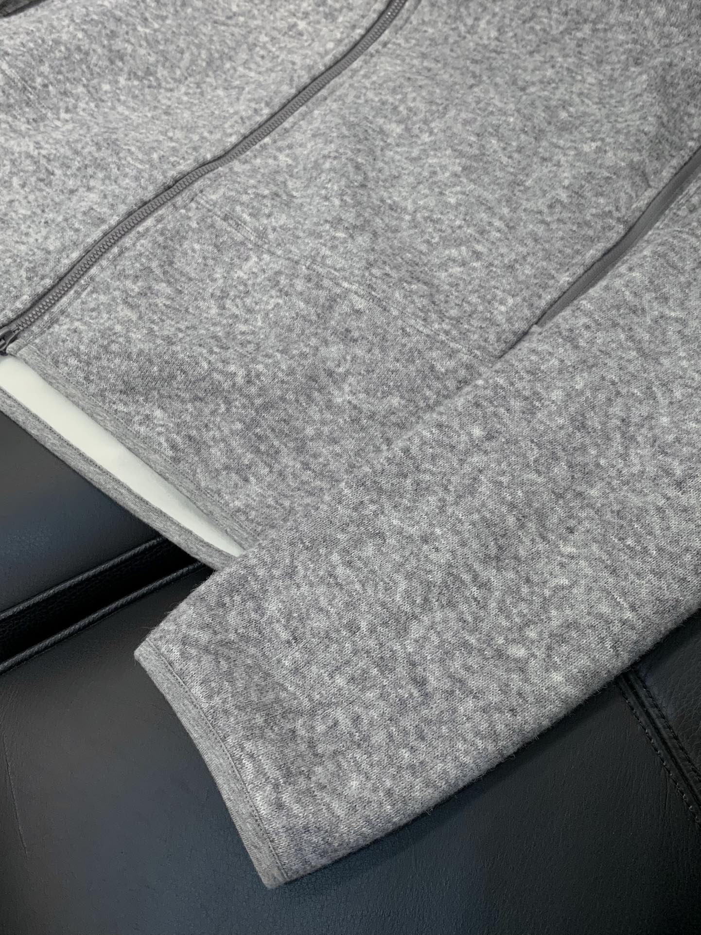 ，始祖鸟新款黑色立领拉链夹克冬季“轻暖黑科技”夹克：保暖不臃肿，质感藏在细节里，「科技面料+精致工艺」揉