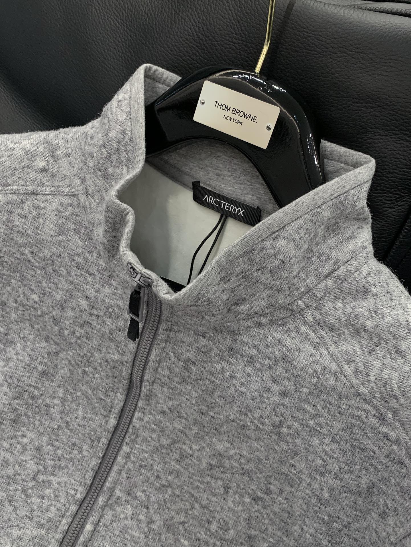 ，始祖鸟新款黑色立领拉链夹克冬季“轻暖黑科技”夹克：保暖不臃肿，质感藏在细节里，「科技面料+精致工艺」揉